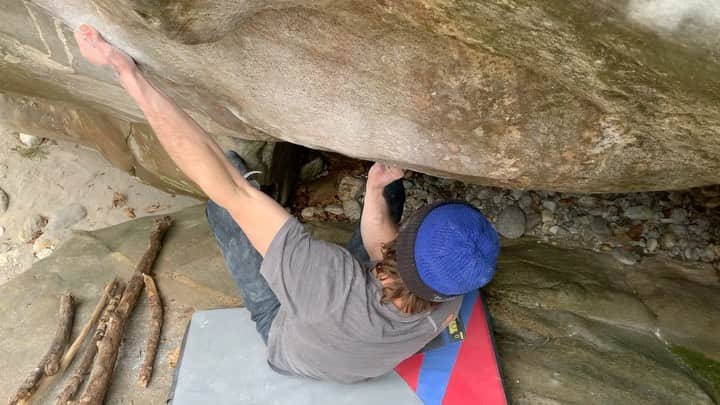 ダニエル・ウッズのインスタグラム：「Out here in Swiss... did a cool @jwebxl line called “Carciofo” (8A) in Brione... pizza, wine, n bloc sending has been the theme so far. Let’s keep it it rollin.  Vid @giuliano_cameroni」