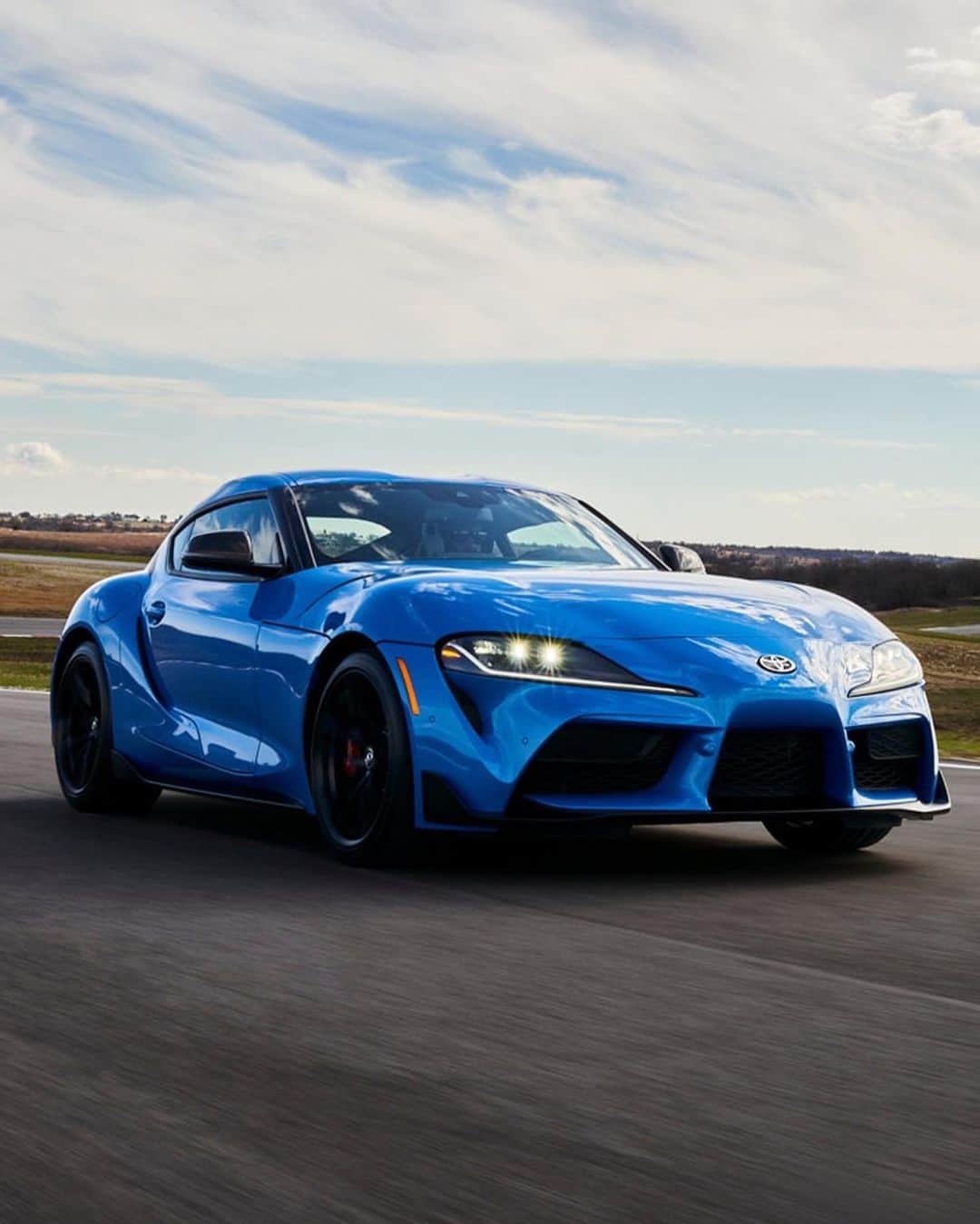 CARLiFESTYLEさんのインスタグラム写真 - (CARLiFESTYLEInstagram)「The 2021 Toyota Supra gets more 💪🏼 3.0L inline-six gets 382 hp and 368lb-ft. 0-60mph in 3.9 seconds with an 8 Speed automatic. What do you think? Is it enough? #2021ToyotaSupra」2月14日 6時15分 - carlifestyle
