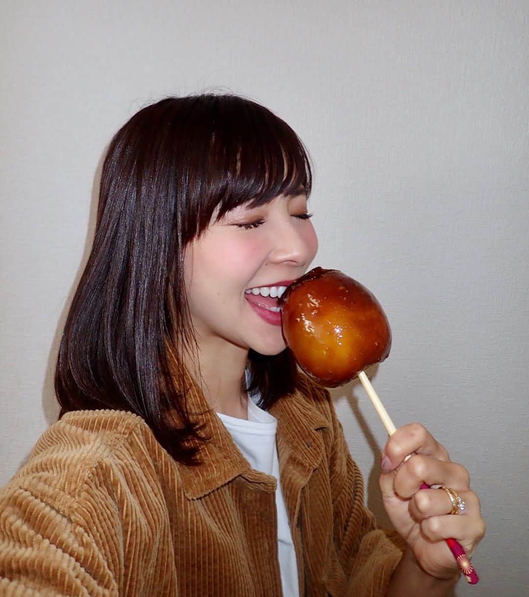 阪本智子さんのインスタグラム写真 - (阪本智子Instagram)「🍎♡ #happyvalentine 🍫💖 急にりんご飴が食べたくなって手作りしました( ᐛ )و🎶 ・ 普段料理に使っている#てんさい糖 を使ってみたら、 着色なしでも美味しそうな色になったよ😍❤️ #りんご飴 #ぶどう飴 ・ 旦那君へのバレンタインは、 高級チョコを買いました🤣🍫✨ 皆さんも素敵な一日を💖 ＊ #valentine #applecandy #sweets #ハッピーバレンタイン #バレンタイン #バレンタイン手作り #手作りお菓子 #阪本智子」2月14日 6時16分 - tomoko_sakamoto423