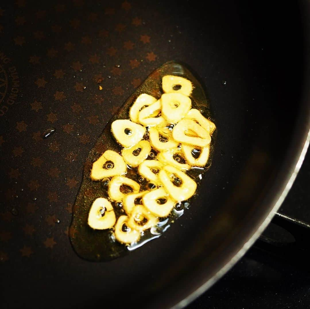 メシ通さんのインスタグラム写真 - (メシ通Instagram)「コスパ王『豆腐』をガッツリスタミナ系🧄メインディッシュにドレスアップ🍺もちろん、ご飯にも🍚 【筋肉料理人】豆腐ステーキをガッツリした味付けで食べる方法【男メシ】 https://www.hotpepper.jp/mesitsu/entry/kinniku/2020-00005  #mesitsu #メシ通 #グルメ #豆腐 #豆腐ステーキ #にんにく #ガーリック #豚こま #玉ねぎ #ガッツリ飯 #ビールに合う #簡単 #レシピ #レシピブログ #佐賀 #筋肉料理人 #tohu #garlic #pork #onion #gowellwithbeer #easy #delicious #recipe #recipeblog #japan #saga #kazuofujiyoshi」2月14日 11時45分 - mesitsu