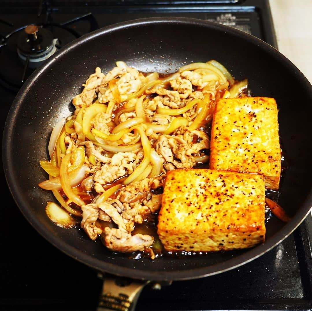 メシ通さんのインスタグラム写真 - (メシ通Instagram)「コスパ王『豆腐』をガッツリスタミナ系🧄メインディッシュにドレスアップ🍺もちろん、ご飯にも🍚 【筋肉料理人】豆腐ステーキをガッツリした味付けで食べる方法【男メシ】 https://www.hotpepper.jp/mesitsu/entry/kinniku/2020-00005  #mesitsu #メシ通 #グルメ #豆腐 #豆腐ステーキ #にんにく #ガーリック #豚こま #玉ねぎ #ガッツリ飯 #ビールに合う #簡単 #レシピ #レシピブログ #佐賀 #筋肉料理人 #tohu #garlic #pork #onion #gowellwithbeer #easy #delicious #recipe #recipeblog #japan #saga #kazuofujiyoshi」2月14日 11時45分 - mesitsu