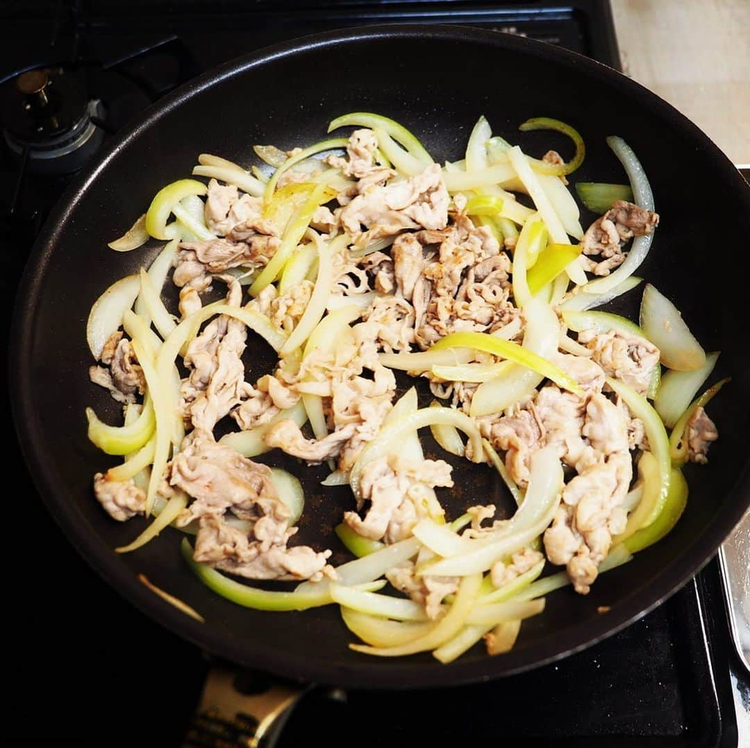 メシ通さんのインスタグラム写真 - (メシ通Instagram)「コスパ王『豆腐』をガッツリスタミナ系🧄メインディッシュにドレスアップ🍺もちろん、ご飯にも🍚 【筋肉料理人】豆腐ステーキをガッツリした味付けで食べる方法【男メシ】 https://www.hotpepper.jp/mesitsu/entry/kinniku/2020-00005  #mesitsu #メシ通 #グルメ #豆腐 #豆腐ステーキ #にんにく #ガーリック #豚こま #玉ねぎ #ガッツリ飯 #ビールに合う #簡単 #レシピ #レシピブログ #佐賀 #筋肉料理人 #tohu #garlic #pork #onion #gowellwithbeer #easy #delicious #recipe #recipeblog #japan #saga #kazuofujiyoshi」2月14日 11時45分 - mesitsu