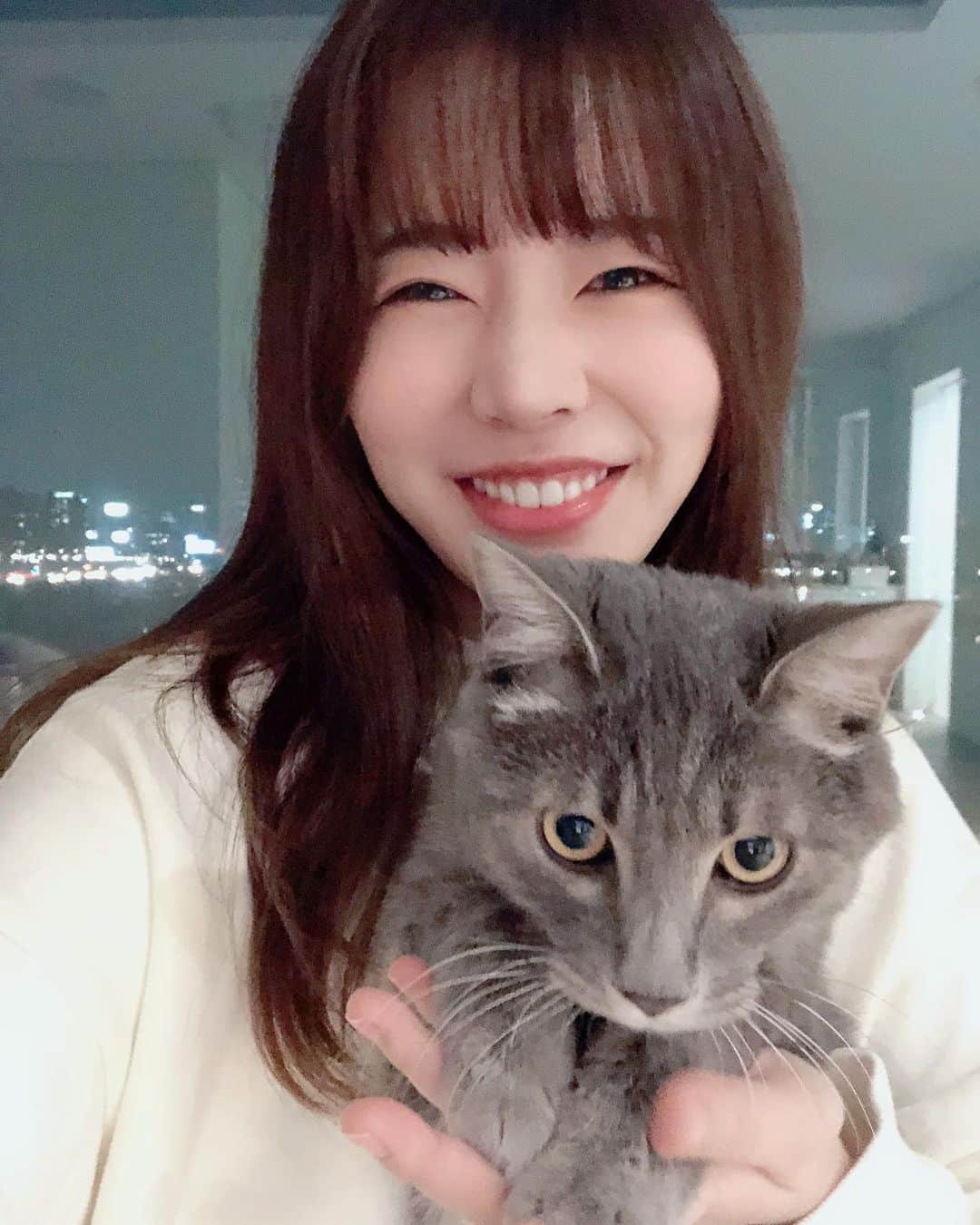 サニー のインスタグラム：「셋이 같이 가족 사진 찍을 수 있는 날은 언제 올까....?....... #하나랑도벅차 #비협조적인딸 #정신없는아들 #해탈한집사 #소금 #후추 #내시끼들」