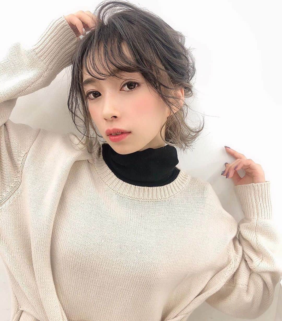 福岡ベルエポック美容専門学校のインスタグラム：「#Repost @film_tomohiro0905 with @make_repost ・・・ 動画セミナーの後半戦  2人目のモデルさんは @hiromin_0212 ひろみさん✨  前から撮影依頼をしたかったモデルさんで、今回たまたまくじで担当させて頂けました😊  肩上ボブでしたが、アレンジして作ってみました✨  可愛い✨世界観がある方でした✨  少ない時間の中バタバタでしたが、最後までモデルさんに助けられました😊  メイクは @sai__ari  さいかさん😊  モデルとしてもすごいのに、メイクもかなり上手でびっくり✨  ありがとうございました😊  ひろみさんとは3月にまた撮影予定✨  次も可愛いを一緒につくります😊  #ベルエポック#卒業生 #福岡ベルエポック美容専門学校 #美容専門学校ベルエポック福岡校 #福岡ベル #ベルスタグラム #おしゃれさんと繋がりたい #美容専門学校 #美容専門学生 #オープンキャンパス #オープンキャンパス2020 #福岡　#fukuoka #美容学生と繋がりたい #美容学生 #美容学生さんと繋がりたい #美容学生の日常 #スナップ写真 #スナップ #スナップショット #snap #snapshot #instagood #instapic #instalike」