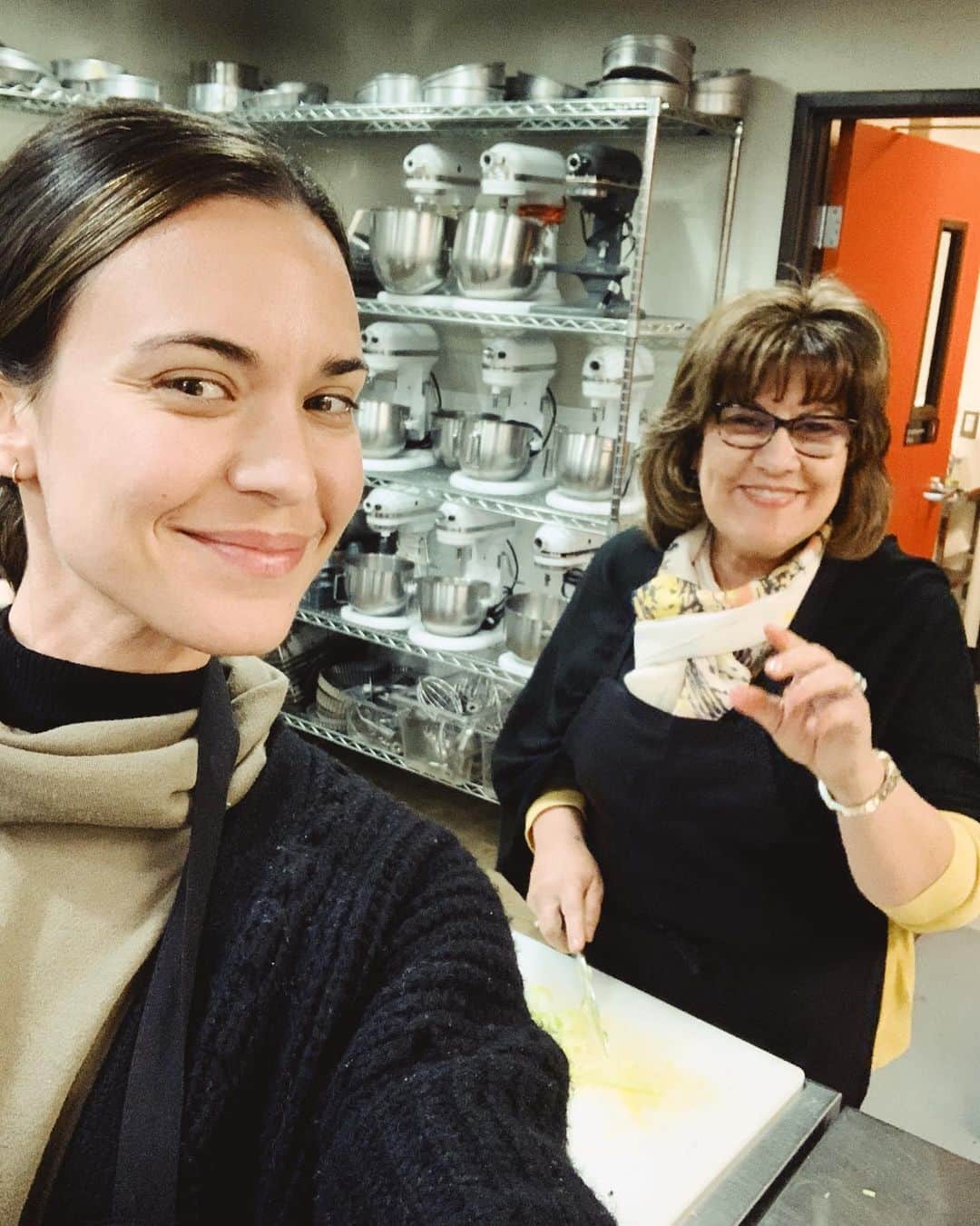 オデット・アナブルのインスタグラム：「Mom and I are going to cooking school. Tryna add chef to my resume. Check my stories for a little glimpse of my second class. I made a Nicoise and I’m damn proud of it. 🥗👩‍🍳👩‍🍳🥗」
