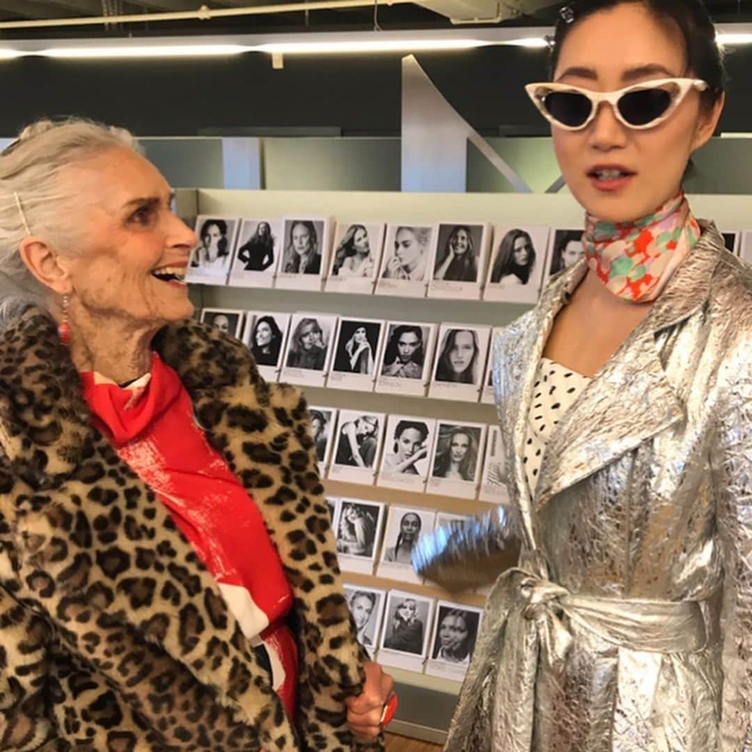 ダフネ・セルフのインスタグラム：「#tbt talking fashion with lovely @bettybachz」