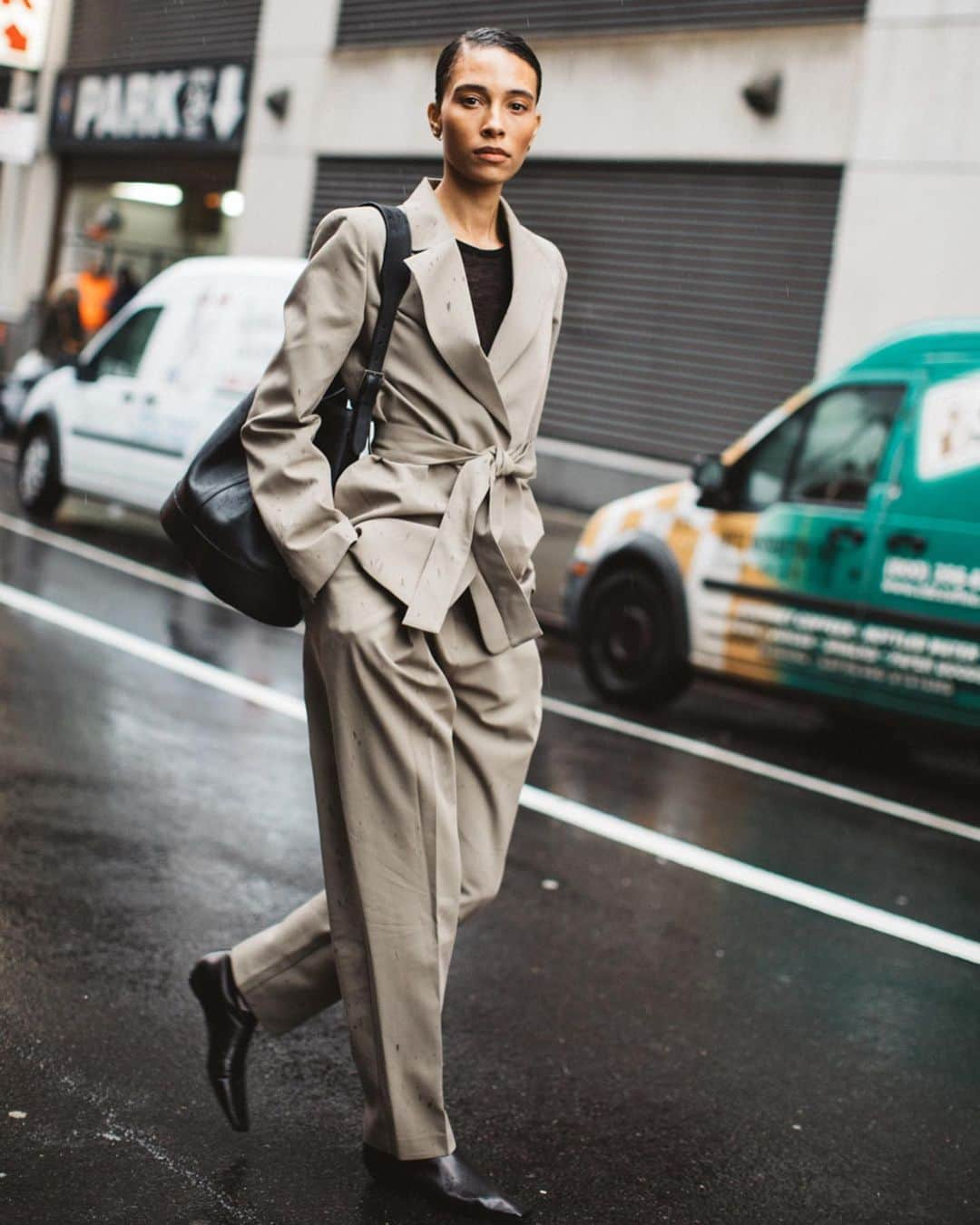 Vogue Parisさんのインスタグラム写真 - (Vogue ParisInstagram)「Swipe left for a selection of the best street looks spotted out and about this weekend at New York Fashion Week by @SandraSemburg #NYFW #StreetStyle」2月14日 6時31分 - voguefrance