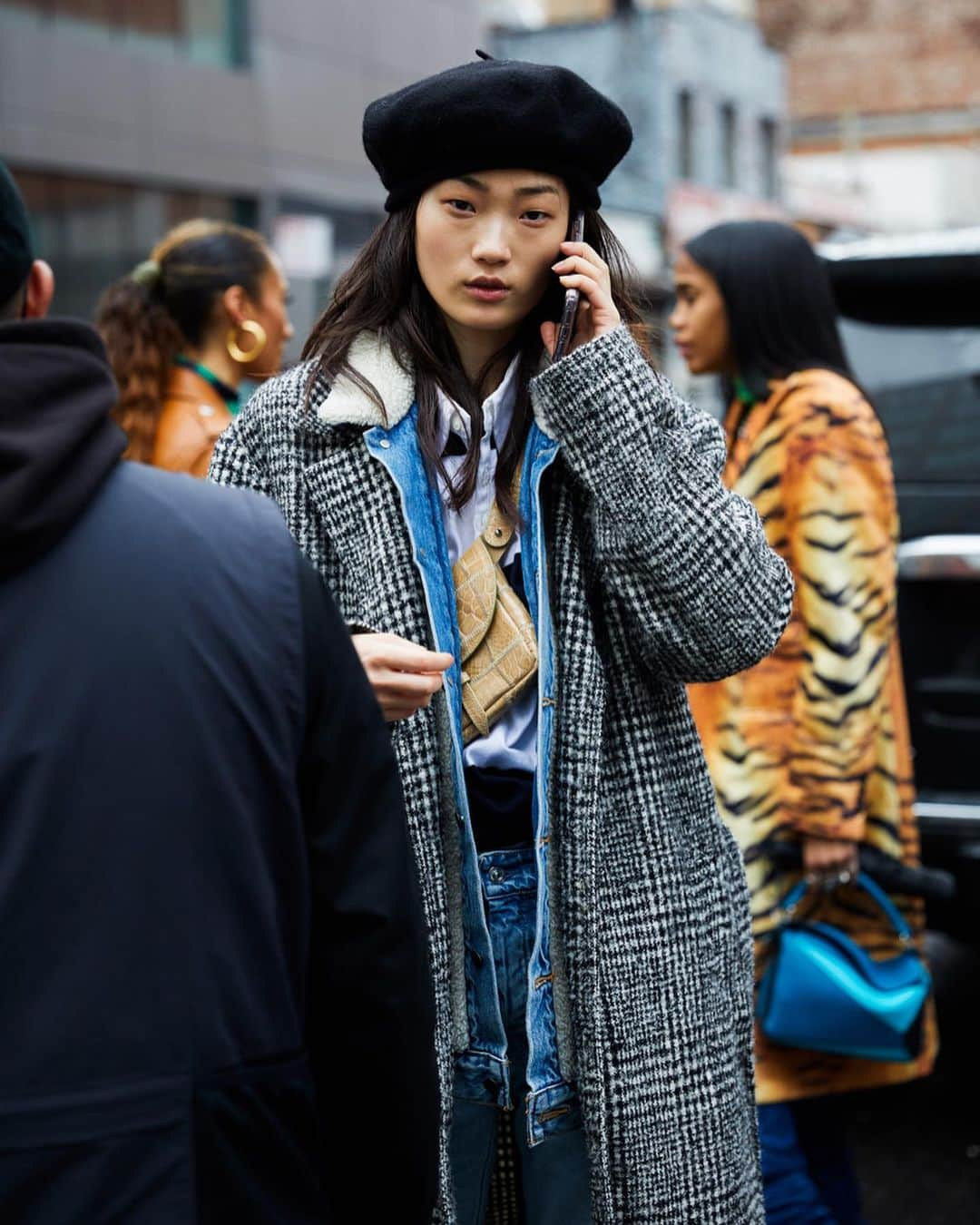 Vogue Parisさんのインスタグラム写真 - (Vogue ParisInstagram)「Swipe left for a selection of the best street looks spotted out and about this weekend at New York Fashion Week by @SandraSemburg #NYFW #StreetStyle」2月14日 6時31分 - voguefrance