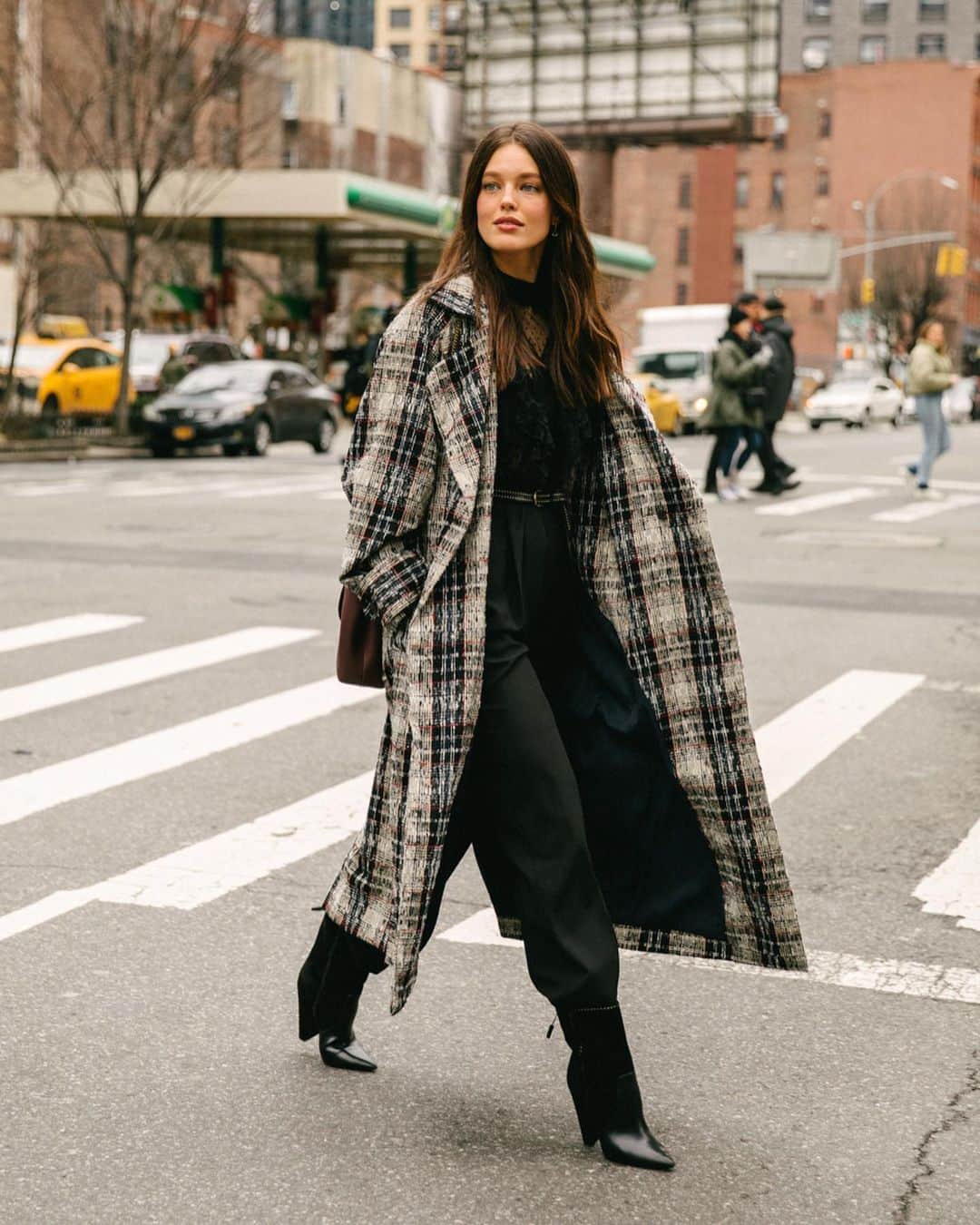 Vogue Parisさんのインスタグラム写真 - (Vogue ParisInstagram)「Swipe left for a selection of the best street looks spotted out and about this weekend at New York Fashion Week by @SandraSemburg #NYFW #StreetStyle」2月14日 6時31分 - voguefrance