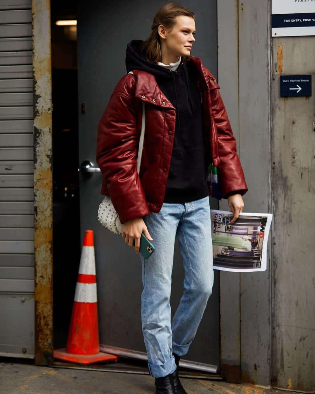 Vogue Parisさんのインスタグラム写真 - (Vogue ParisInstagram)「Swipe left for a selection of the best street looks spotted out and about this weekend at New York Fashion Week by @SandraSemburg #NYFW #StreetStyle」2月14日 6時31分 - voguefrance