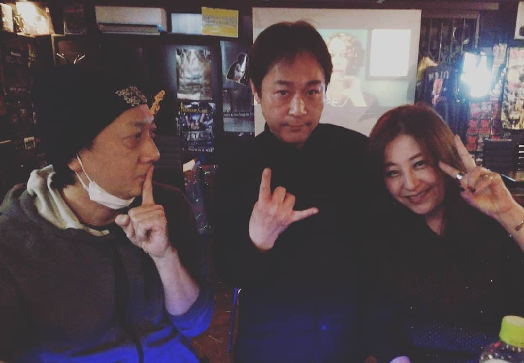 中村松江さんのインスタグラム写真 - (中村松江Instagram)「フロム・ダスク・ティル・ドーンにて久しぶりの再会のプロカメラマン、大島康一さんとしず姉と一緒に✨ #歌舞伎　#中村松江 #フロムダスクティルドーン #fromdusktilldawn #rockbar　#heavymetal #新宿歌舞伎町」2月14日 6時40分 - matsue_nakamuraofficial