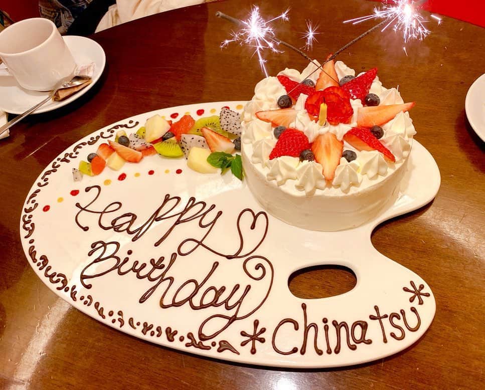 美波千夏さんのインスタグラム写真 - (美波千夏Instagram)「🎂🎉 この前みんなに誕生日お祝いしてもらった🥺💓🎂 居心地がいいこのメンバーが本当に好き💓 ありがとう🥳💓 たくさん笑った🤣🤣 . . . #誕生日 #birthday」2月14日 6時43分 - chinatsu_minami