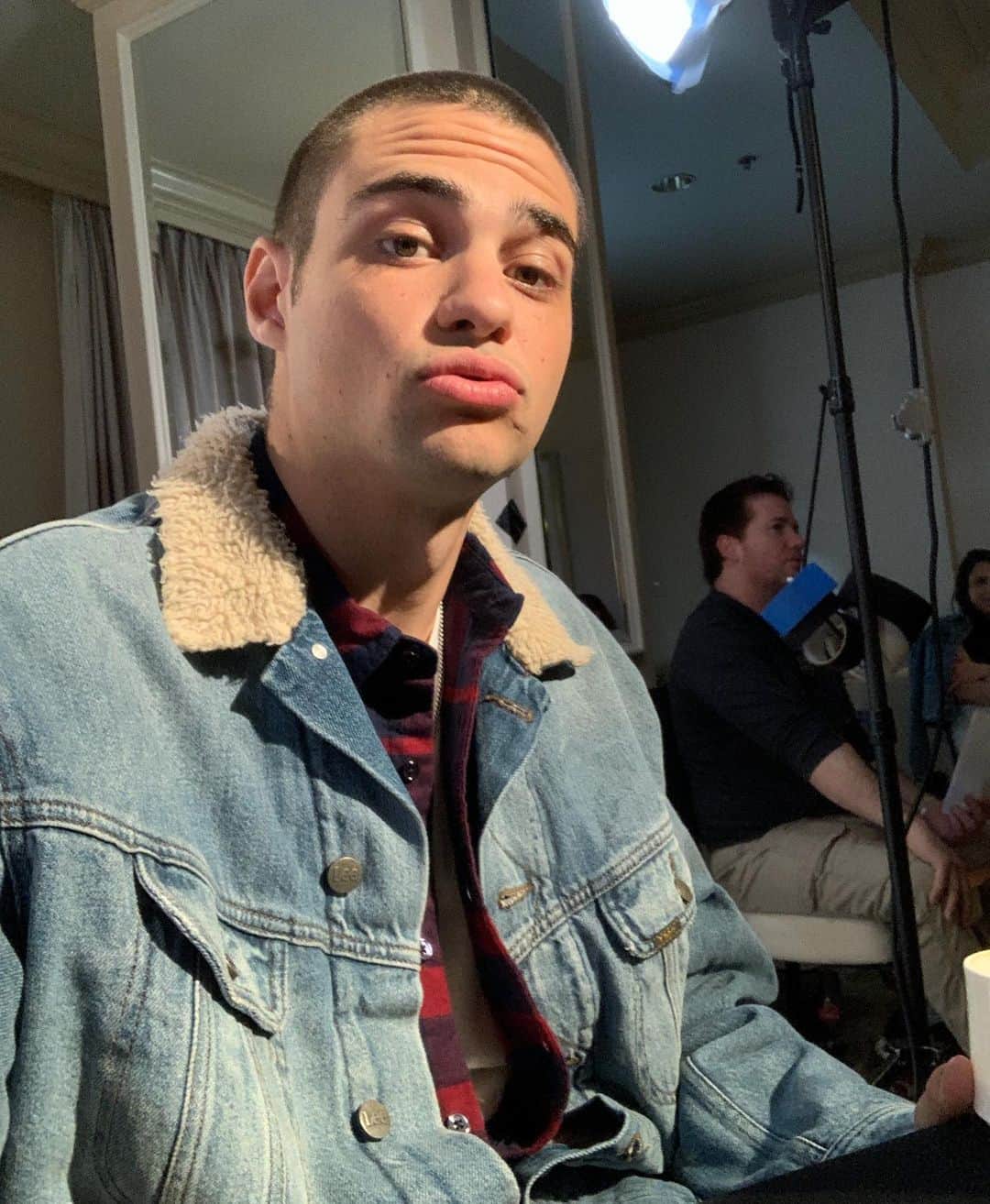 ノア・センティネオのインスタグラム：「Shameless Selfie in celebration of absolutely NOTHING」