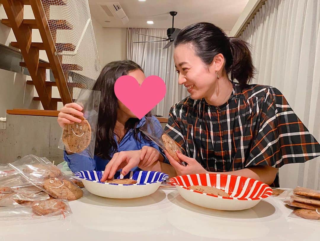 牧野紗弥さんのインスタグラム写真 - (牧野紗弥Instagram)「昨日はお隣さんの家族と一緒にチョコチップクッキー作り🍪 今年のバレンタインは手作りしたいと娘からお願いされていたので、出来て良かった😂💕 うちに帰ってラッピング。 甘い匂いにつられてやっぱり来た来たBoyz👦🏻👦🏻💋 バレンタインは女子の一大イベントですね😂🙌🏻✨ #バレンタイン #女子ママ #チョコチップクッキー #手作り」2月14日 7時06分 - makinosaya