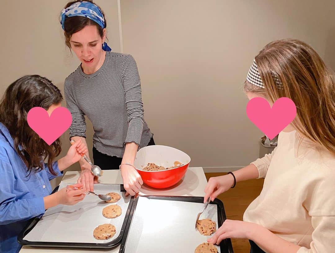 牧野紗弥さんのインスタグラム写真 - (牧野紗弥Instagram)「昨日はお隣さんの家族と一緒にチョコチップクッキー作り🍪 今年のバレンタインは手作りしたいと娘からお願いされていたので、出来て良かった😂💕 うちに帰ってラッピング。 甘い匂いにつられてやっぱり来た来たBoyz👦🏻👦🏻💋 バレンタインは女子の一大イベントですね😂🙌🏻✨ #バレンタイン #女子ママ #チョコチップクッキー #手作り」2月14日 7時06分 - makinosaya