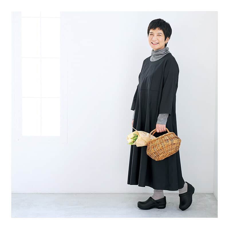 ナチュランさんのインスタグラム写真 - (ナチュランInstagram)「後藤由紀子さん×「Jikonka」暮らしに寄り添う心地いい服、できました﻿ ﻿ 静岡・沼津で雑貨店「hal」を営む後藤由紀子さんが、普段から愛用する「Jikonka（ジコンカ）」と一緒に日常に寄り添う心地いい服を考えました。﻿ どれもお手入れがしやすく、長く使えるデザインです。﻿ ﻿ ﻿ -----------﻿ ■【リンネル別注】後藤由紀子さん×Jikonka お手入れしやすいコットンエプロン﻿ (A・アイスグレー)［WWW-2A38-1505-A］﻿ (B・ホワイト)［WWW-2A38-1505-B］﻿ 後藤さんが10年以上愛用する「Jikonka」のエプロンをデザインソースに、乾きやすいコットン素材を取り入れたお手入れしやすいエプロン。調整できる肩ひもやおしりが絶妙に隠れる身幅など、後藤さんの“エプロンにほしい要素”がギュッと詰まったデザインです。﻿ ﻿ ﻿ -----------﻿ ■【リンネル別注】後藤由紀子さん×Jikonka 細見えデザインの女性らしいワンピース﻿ (B・レッド)［WWW-2A38-1504-B］﻿ (A・ブラック)［WWW-2A38-1504-A］﻿ 「Jikonka」で人気の高いワンピースの身幅を調整し、衿をつめて、細見えを意識したコラボワンピ。ハリとツヤ感のあるコットンタイプライター生地で上品な印象に。普段使いできて、よそゆき着にもなる大人のワンピースです。﻿ ﻿ ﻿ ﻿ ﻿ ------------------------------﻿ ▶️お買いものは写真内のタグをタップしてくださいね。またはプロフィールからもナチュランへリンクしています。→@natulan_official﻿ ﻿ ▶️写真内のタグは、販売中でも消えている場合がございます。ぜひ、ナチュランの検索窓から、商品コード又は商品名を、検索してみてくださいね。﻿ ﻿ ▶️プロフィール画面では、季節のおすすめ商品や、再入荷情報をご紹介しています。ぜひ、ご覧くださいませ。→@natulan_official﻿ ﻿ ----------- #lifewear #fashion #今日のコーデ #コーディネート #ファッション #ナチュラル #ナチュラン #natulan #日々の暮らし #暮らしを楽しむ #シンプルライフ #シンプルコーデ #大人女子 #大人コーデ #ナチュラルコーデ #エプロン #ワンピース #おめかし #おめかし服 #コットンタイプライター #後藤由紀子 #リンネル #コラボ #リンネル系 #リンネル #リンネル掲載 #Jikonka #ジコンカ #natulan_official @gotoyukikodesu」2月14日 7時07分 - natulan_official
