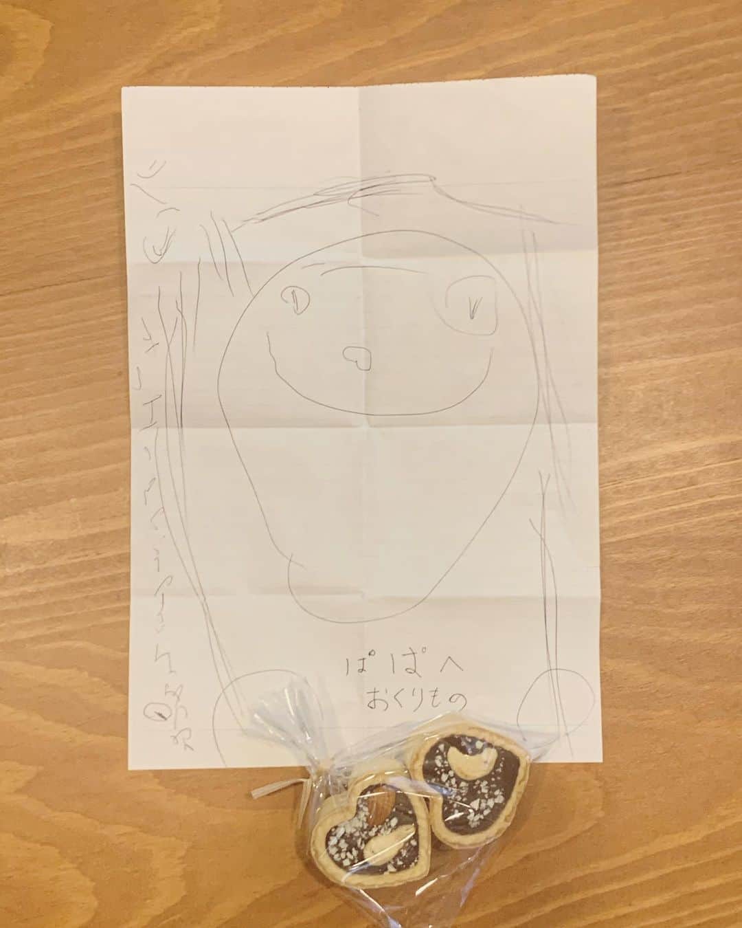 セゴリータ三世のインスタグラム：「今日はバレンタインデーです🍫 娘が昨日作ってくれました👧 ありがてぇ。  ちなみに、作ってる時 「チョコ作ってるけどパパに内緒だよ」 と言われました。 本人に内緒と伝えるのは斬新です。  ってことで、ハッピーバレンタイン🎉  #バレンタイン  #初めての手作り」