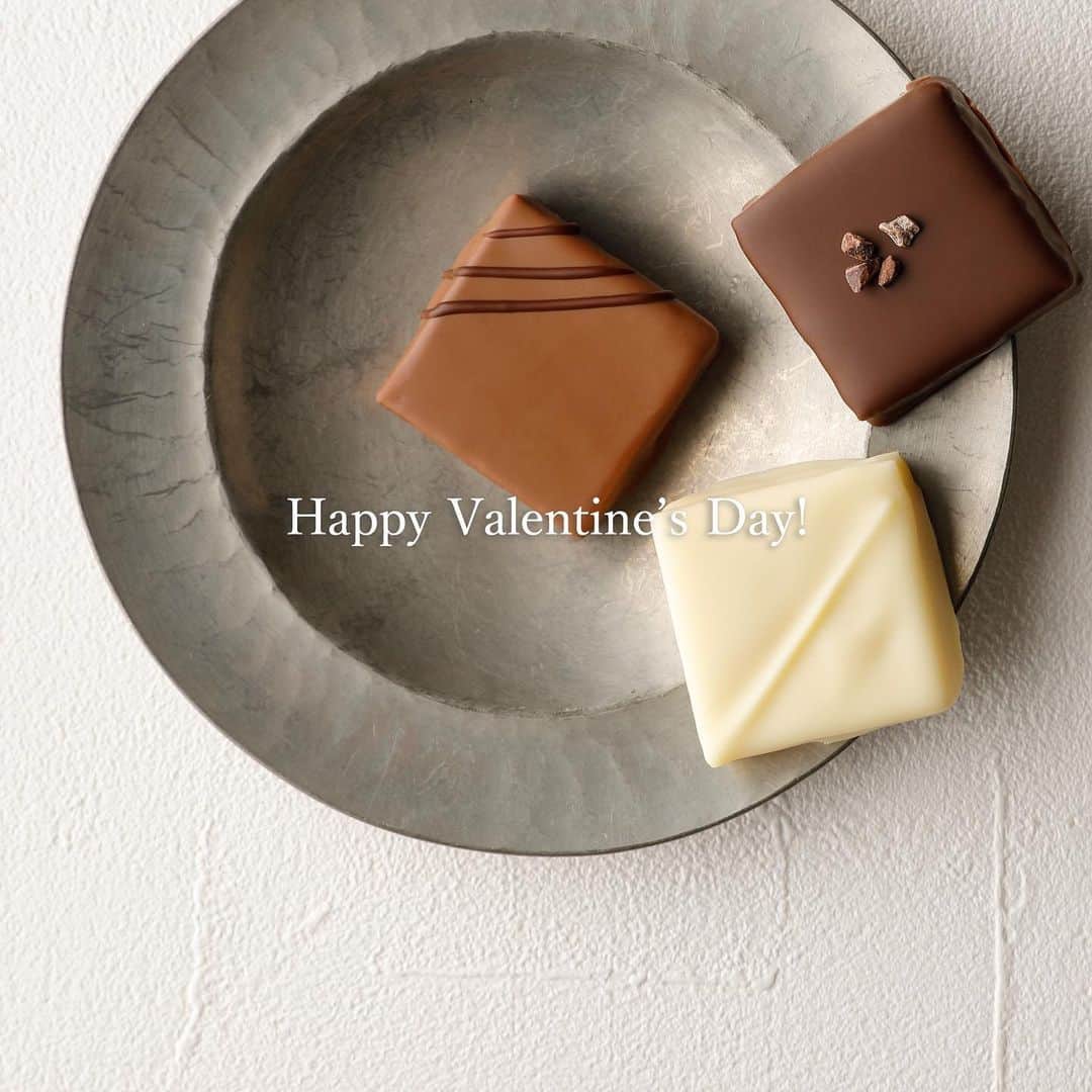 横浜生まれのチョコレート専門店 バニラビーンズさんのインスタグラム写真 - (横浜生まれのチョコレート専門店 バニラビーンズInstagram)「◆Happy Valentine’s day!﻿ ﻿ ﻿ 今日は﻿ 大切な人に感謝の気持ちを伝える日。﻿ ﻿ 少しずつ集めていたチョコレートの解禁日。﻿ ﻿ 家族や友達みんなに自信作お披露目の日。﻿（失敗作でもご愛嬌！）﻿ ﻿ ﻿ チョコレートの香りが漂う今日この日が﻿、ちょっと特別な１日となりますように＊﻿ ﻿ みなさま素敵なひとときを；）﻿ ﻿ ﻿ #vanillabeans #chocolate #cacao #valentine #yokohama #minatomirai #kawasaki #kamakura #バニラビーンズ #チョコレート #カカオ #バレンタイン #横浜 #みなとみらいカフェ #川崎カフェ #鎌倉カフェ #バレンタイン #バレンタイン2020」2月14日 7時31分 - vanillabeans_official
