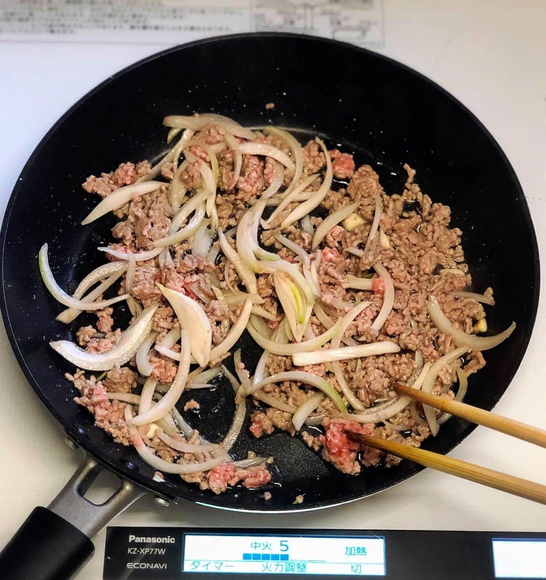 Mizuki【料理ブロガー・簡単レシピ】さんのインスタグラム写真 - (Mizuki【料理ブロガー・簡単レシピ】Instagram)「・﻿ 【レシピ】ーーーーーーーーーー﻿ーー ♡ひき肉とほうれん草の和風パスタ♡﻿ ーーーーーーーーーーーーーーー﻿ーー ﻿ ﻿ おはようございます(*^^*)﻿ ﻿ 今日は簡単パスタレシピ♩﻿ お手軽なひき肉とほうれん草を使った﻿ 和風パスタのご紹介です♡﻿ にんにくを加えて風味よく﻿ 甘辛味で食べやすく仕上げました♩﻿ ﻿ あっという間にできるので﻿ よかったらお試し下さいね(*´艸`)﻿ ﻿ ﻿ ﻿ ーーーーーーーーーーーーーーーーーー﻿ 【2人分】﻿ パスタ...160g﻿ 合びき肉...150g﻿ ほうれん草...1/2束(100g)﻿ 玉ねぎ...1/4個﻿ にんにく...1かけ﻿ サラダ油...大1﻿ 塩こしょう...少々﻿ ●酒・みりん・醤油...各大1.5﻿ ﻿ 1.ほうれん草は4cm長さに切る。玉ねぎとにんにくは薄切りにする。パスタは塩(分量外)を加えた熱湯で、袋の表示時間より1分短く茹でて水気を切る。﻿ 2.フライパンにサラダ油を入れて中火で熱し、ひき肉、玉ねぎ、にんにくを炒める。ひき肉の色が変わったらほうれん草も加え、塩こしょうを振って更に炒める。﻿ 3.ほうれん草がしんなりしたら、パスタと●を加えて炒め合わせる。﻿ ーーーーーーーーーーーーーーーーーー﻿ ﻿ ﻿ 《ポイント》﻿ ♦︎ほうれん草の代わりに小松菜で作っても♩﻿ ﻿ ﻿ ﻿ ﻿ ＿＿＿＿＿＿＿＿＿＿＿＿＿＿＿＿＿﻿ ＿＿＿＿＿＿＿＿＿＿＿＿＿＿＿＿＿﻿ 🎀新刊発売中🎀﻿ 【#ホットケーキミックスのお菓子 】﻿ ﻿ 今回は一冊まるっとホケミスイーツ♩﻿ 普段のおやつから﻿ 特別な日にも使えるレシピを﻿ この一冊に詰め込みました(*^^*)﻿ ホットケーキミックスを使えば﻿ 簡単に本格的なお菓子が作れますよ♡﻿ バレンタインにもご活用下さいませ♩﻿ ﻿ 🔹ハイライトにリンクあります♩🔹﻿ ＿＿＿＿＿＿＿＿＿＿＿＿＿＿＿＿＿﻿ ＿＿＿＿＿＿＿＿＿＿＿＿＿＿＿＿＿﻿ ﻿ ﻿ ﻿ 【お知らせ】﻿ ストーリーズでは一日数回﻿ 別レシピをご紹介しております(*^^*)﻿ ＊コメントは最新の投稿に下さいますよう﻿ お願い致しますm(_ _)m﻿ ﻿ ﻿ ﻿ #ブログ更新しました﻿ ブログはプロフ画面のリンクよりご覧下さい↓﻿ @mizuki_31cafe﻿ 【Mizuki公式ラインブログ】﻿ https://lineblog.me/mizuki_official/﻿ ﻿ ﻿ ﻿ ﻿ #パスタ#ひき肉#ほうれん草#和風パスタ#スパゲティ#Mizuki#簡単レシピ#時短レシピ#節約レシピ#料理#レシピ#フーディーテーブル#おうちごはん#おうちカフェ#デリスタグラマー#料理好きな人と繋がりたい#料理ブロガー#おうちごはんlover#器#マカロニメイト#ブログ﻿ #foodpic#follow#cooking#recipe#lin_stagrammer#ひき肉とほうれん草の和風パスタm」2月14日 7時23分 - mizuki_31cafe
