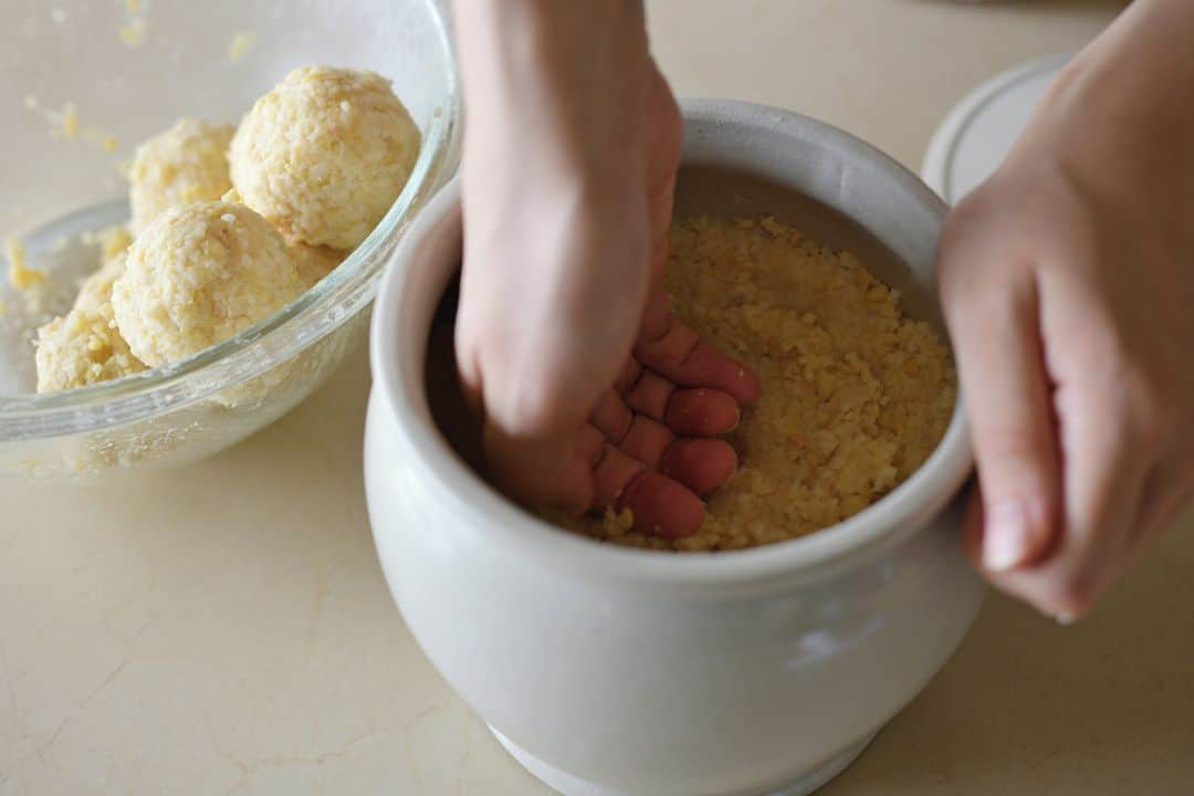のインスタグラム：「手仕事はじめ 自家製味噌を作ってみませんか？  日本の家庭にとって欠かせない食材、味噌。 寒い日が続くこの時期は、味噌作りに最適な季節です。  今回は、手軽に手作り出来るキットをご紹介します。手作りだからこそ使ってみたい玄米麹や紅麹、保存におすすめの甕（かめ）についてもお伝えしますよ✨  発酵にますます関心が高まっている昨今。 「味噌作りって実は簡単」「自家製してみたい」と思っていただけたら嬉しいです😉 . ------------------------------- ▷ #コメルコバナシ は、Komercoアプリのホーム画面でご紹介している読みもの。クリエイターや作品の魅力を紹介し、モノからはじまる料理の楽しさと可能性を提案しています。 . ▷iOS版Appダウンロードはプロフィールリンクから📲 @komerco_official ------------------------------- . #komerco #コメルコ #cookpad #クックパッド #komercoごはん #料理をもっと楽しく #おうちごはん #instafood #foodpic #cookinglove #手しごと #komercoフード #komercoクラフト  #味噌 #発酵 #手作り #自家製 #麹 #自家製味噌 #みそ #手仕事」