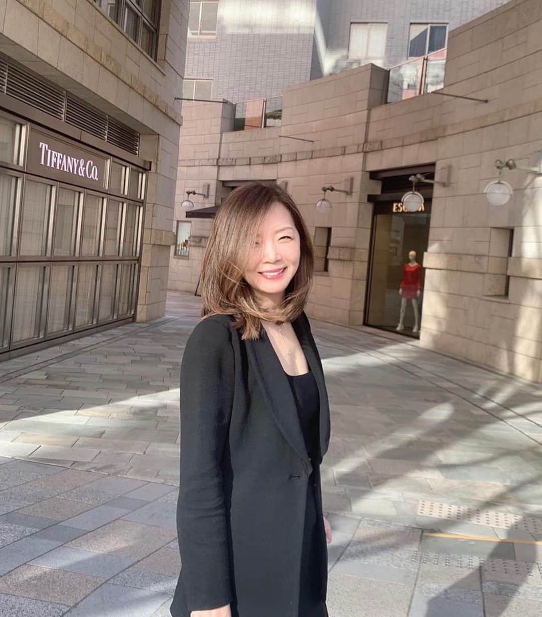 のインスタグラム：「ピンチはチャンス♪﻿ ﻿ ﻿ 今まで人生を生きてきた中で、﻿ 様々な局面があり、﻿ あたふたと試行錯誤しながら、﻿ 何とか乗り越えて来ました。﻿ ﻿ ﻿ でも、今考えると、﻿ ピンチ過ぎると思っていた出来事は、 全てが大切なことを教えてくれた﻿ ピンチでした。﻿ ﻿ ﻿ そのピンチが起きている意味を﻿理解し、 大切な教えを学びに変えれた時、 チャンスが訪れました。﻿ ﻿ ﻿ ピンチは大きな飛躍のチャンス♪﻿ 大丈夫‼️どんなピンチも必ず抜けられるよっ どんなピンチを大きなチャンスに変える⁉️﻿ ﻿ -------------------------------------------﻿ ﻿ ♦︎ Grace Salon ﻿ オンライン上で学べるサロン﻿ @hirokograce プロフURLより﻿ ﻿ ﻿ ♦︎ 継続メンタープログラム  3ヶ月待ち﻿ 空席募集は、プロフURLより﻿ 無料メールマガジンにご登録ください﻿ ﻿ ﻿ ♦︎ ウーマン魅力学Diploma講座募集﻿ ﻿ ・21期 満席﻿ ・22期 2020年3月 満席﻿ ﻿ ﻿ プロフURLより﻿ ﻿ ﻿ 著書：﻿ 夫を最強のパートナーにする方法（大和書房）﻿ やめたら幸せになる妻の習慣（Wave 出版）﻿ 愛され妻の習慣（Wave 出版）﻿ ﻿ ﻿ ▶︎ ブックアカウント ﻿ @hirokograce_books ﻿ ﻿ #gracesalon#ウーマン魅力学 #ヒロコの愛されマインド #ヒロコ流ブレない女性の生き方  #生き方#アラフォーママ  #パートナーシップ #海外志向 #ニューヨーク流マインド  #ライフスタイル #海外旅行 #ぶれない軸 #女性の生き方 #グローバルスタンダードマインド #キャリアウーマン #女性経営者 #女性起業家 #海外ファッション #アラサーコーデ #年齢の重ね方 #生き方改革 #不安解消#海外暮らし #素敵空間」
