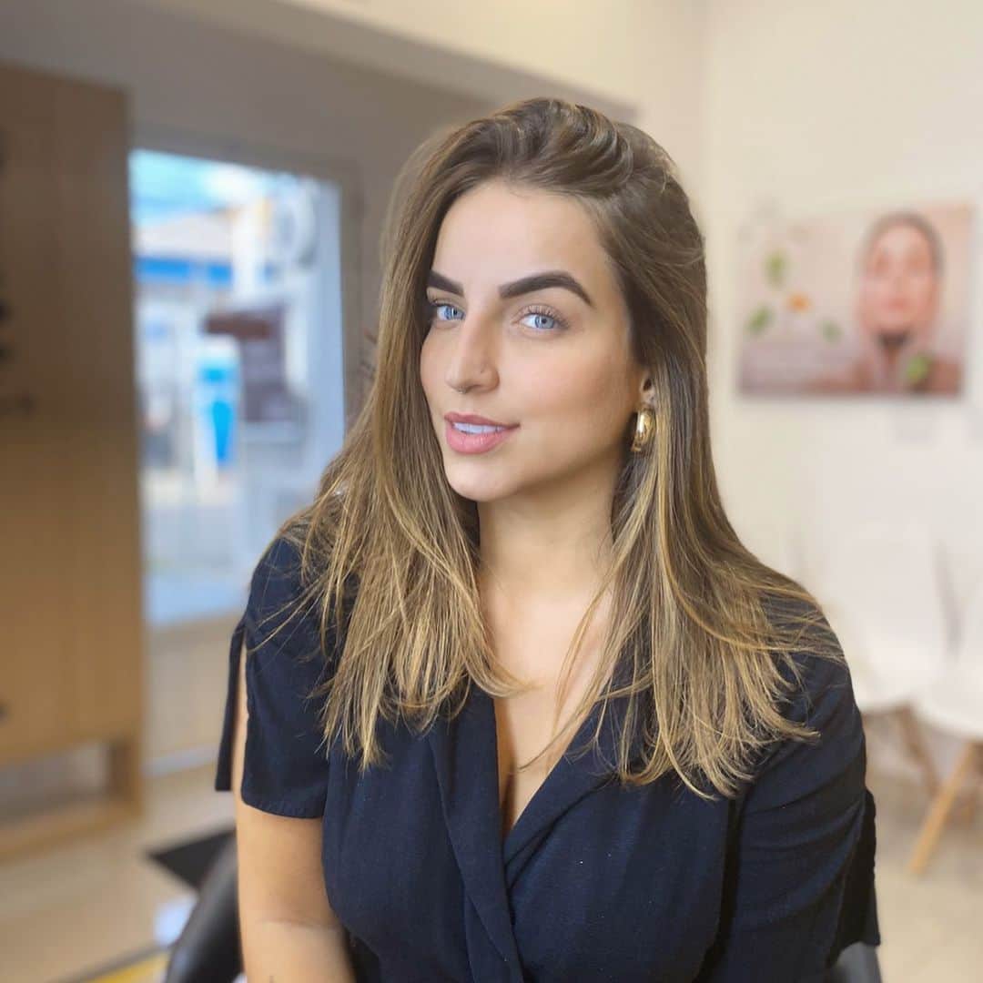 Bruna Unzuetaのインスタグラム：「Uma mulher com a sobrancelha feita não quer guerra com ninguém 💁🏻‍♀️hoje foi dia de conhecer a @sobrancelhasdesign e fazer o design da minha sobrancelha e começar o tratamento pra ela ficar mais cheinha. A técnica que a SD usa é única e deixa mega natural, sem falar que eles tem váriiiooos produtos pra sobrancelha e também uma linha completa de make 🤩😱 e ah, tenho cupom de desconto de 20% pra vc usar no seu primeiro design de sobrancelha, é: UnzuetaSD20 😎  #sobrancelhasdesign #gruposd #sdmakeup #publi」