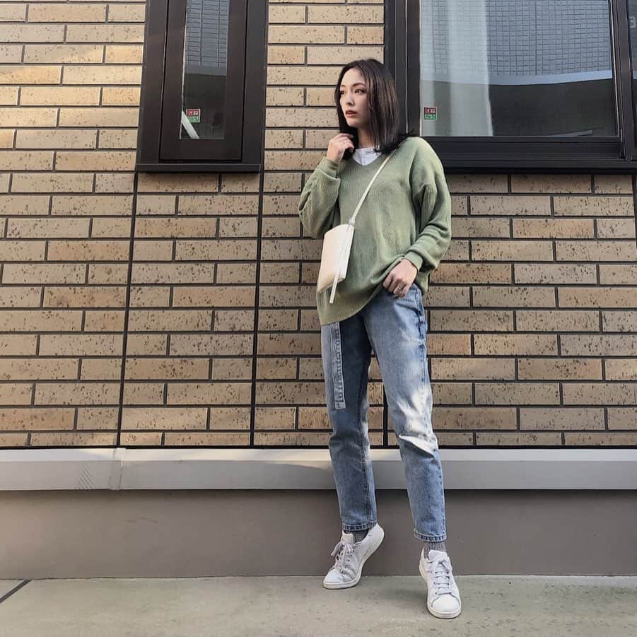 lily112988さんのインスタグラム写真 - (lily112988Instagram)「: #outfit . . 昨日はあったかかったね☀︎ 夕方までアウターいらず~ . あったかい日に着ようと思ってた ニットをやっと着られた♥ 流行りのグリーン系( ¨̮ ) ♪ オーバーサイズシルエットだから レイヤードも楽ちん~ pierrotで検索してみてね🔎✨ . tops @pierrot_shop #オーバーサイズVネック畦ニット(b1911-013409) : : : @pierrot_shop #pierrot #pierrot_shop #ピエロアンバサダー #ニット #春カラー #レイヤード #pierrot #pierrot_shop #minelal__ #ママコーデ #ママモデル #今日のコーデ #大人カジュアル #大人可愛い #大人可愛いコーデ #カジュアルコーデ #cocoromii #chao_app  #プチプラコーデ #春服 #モデル #アパレルモデル #サロモ #サロンモデル #サロモ希望 #ロングボブ #ロブヘア #デニムコーデ #お気に入りデニム #春コーデ」2月14日 8時11分 - lily112988