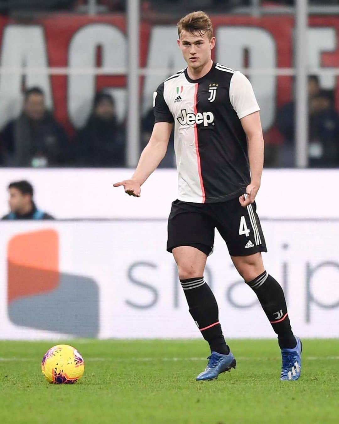 マタイス・デ・リフトさんのインスタグラム写真 - (マタイス・デ・リフトInstagram)「Tough game tonight. Full focus on Sunday. 💪🏻 #finoallafine #forzajuve」2月14日 8時25分 - mdeligt_