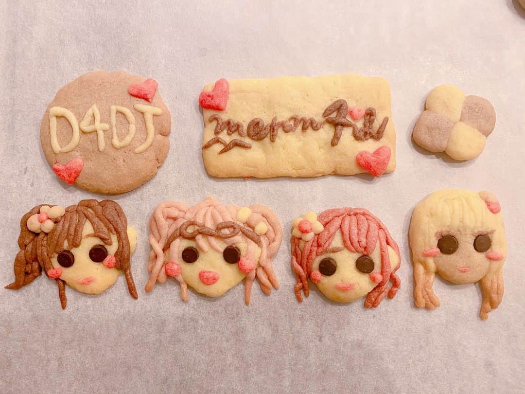 根岸愛のインスタグラム：「🍪🍪🍪 根岸愛クッキー2020💝 Merm4id作りました🥰 ダリアちゃん髪ちょっと焼き色ついちゃったけど🤣 #valentineday #Valentine #Cookie #D4DJ #Merm4id #バレンタイン #バレンタインデー #クッキー #デザインクッキー #根岸愛クッキー」