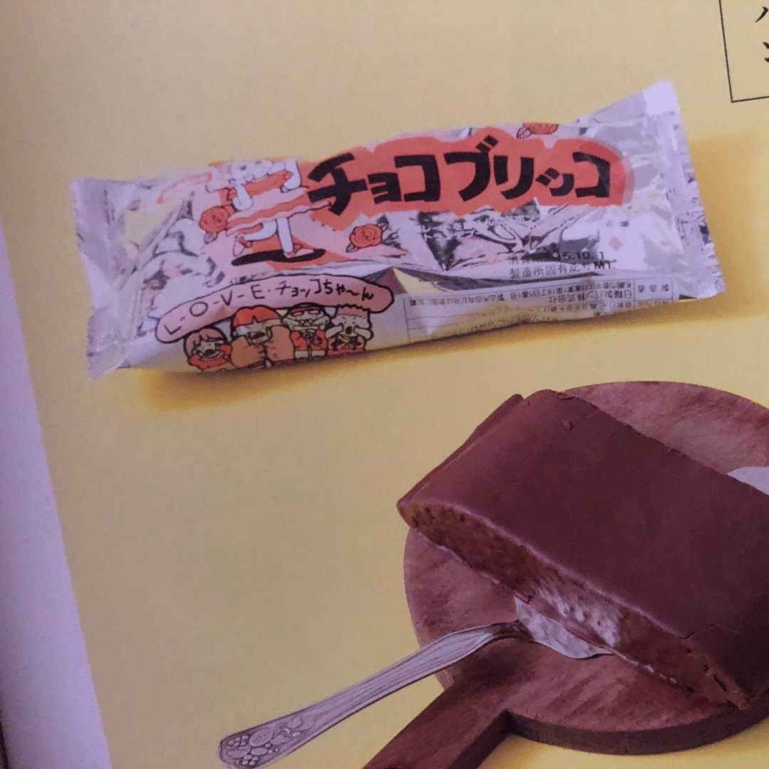 甲斐みのりさんのインスタグラム写真 - (甲斐みのりInstagram)「バレンタイン前夜に釧路の「喫茶ボロンジ」さんから届いた、日糧製パン「チョコブリッコ」。〝ブリッコ″という言葉が流行した1980年代に発売された菓子パンで、パッケージに描かれたアイドルは松田聖子さんをイメージしたといわれています。 数年前に出演したパンを紹介するテレビ番組でも取り上げる予定だったのが、直前になって袋のイラストが現代風にリニューアルされていると分かり、紹介が取りやめに。パンをプレゼンするタレントさんには、80年代感が残されているからこそ喜んでいただけると判断して。 ボロンジさんからの手紙には「袋のイラストが元に戻っていたので、お知らせしなくてはと思い！」とあり、北海道民としての旧イラスト復活への喜びと、「お菓子やパンこそ私のアイドル」なパン好きへの優しさがひしひしと伝わってきました。 日糧製パンのホームページに掲載されている写真は、リニューアル後の現代風イラストのままなので、一時的な復刻の可能性もあるけれど、このまま旧イラストに戻ったらいいなあ。 日糧製パンは他にも「ラブラブサンド」や「ようかんツイスト」など、北海道らしいパンをいろいろ出しています。　 こんなふうに、北海道情報を知らせてくださる喫茶ボロンジさん、4月に東京で出張喫茶をおこないます。店主のこばゆかさんに会いにぜひ。 @bolounge.coffee 〈写真1〉 北海道から届いたチョコブリッコ 〈写真2〉 4年前に地元パン手帖で紹介したときの袋（L-O-V-Eチョッコちゃ〜んの声援入り） 〈写真3〉 リニューアル後の現代風イラスト 〈写真4〉  喫茶ボロンジ出張喫茶スケジュール  #地元パン手帖 #地元パン　 #地元パン地元パン #旅のかけら釧路  #喫茶ボロンジ」2月14日 8時40分 - minori_loule