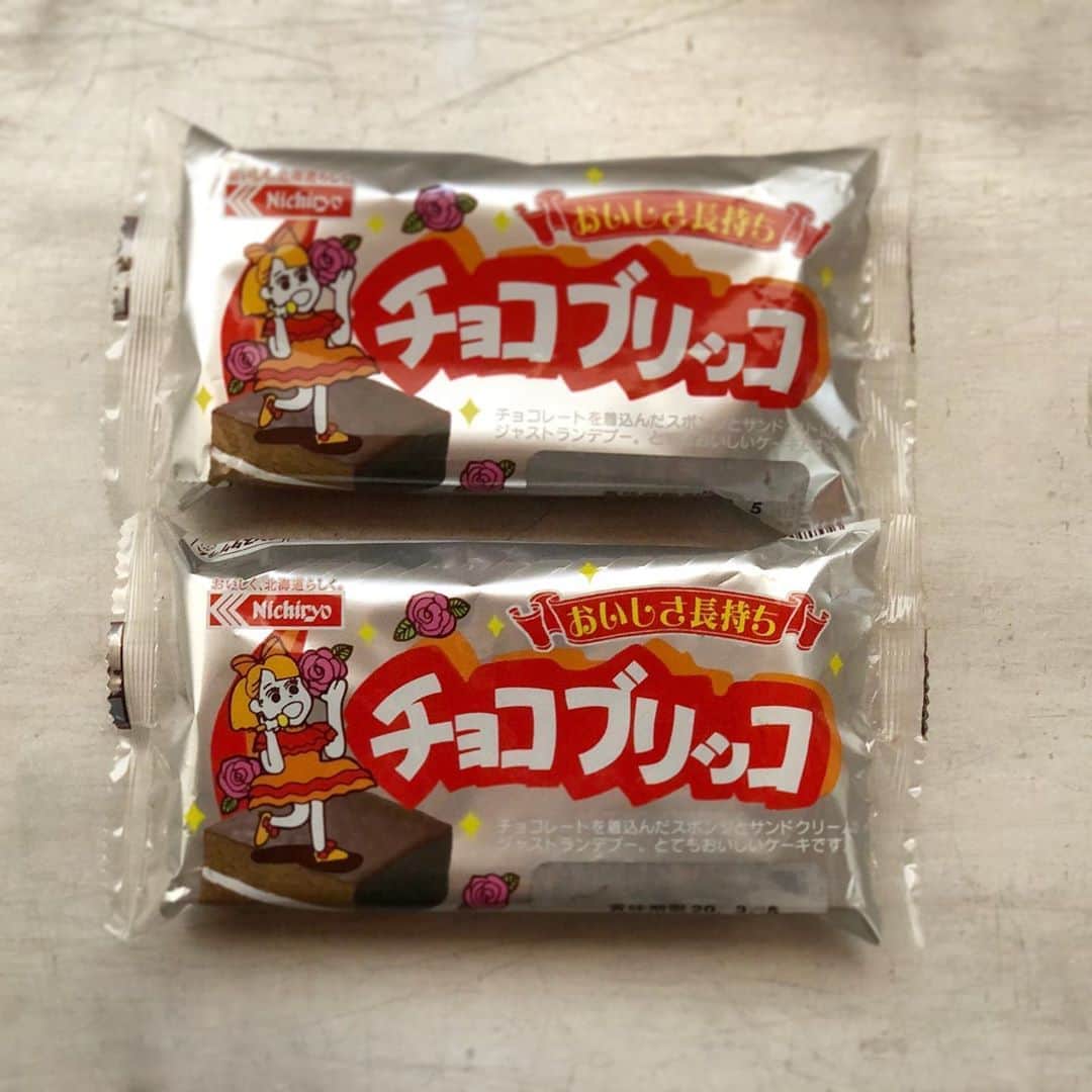 甲斐みのりさんのインスタグラム写真 - (甲斐みのりInstagram)「バレンタイン前夜に釧路の「喫茶ボロンジ」さんから届いた、日糧製パン「チョコブリッコ」。〝ブリッコ″という言葉が流行した1980年代に発売された菓子パンで、パッケージに描かれたアイドルは松田聖子さんをイメージしたといわれています。 数年前に出演したパンを紹介するテレビ番組でも取り上げる予定だったのが、直前になって袋のイラストが現代風にリニューアルされていると分かり、紹介が取りやめに。パンをプレゼンするタレントさんには、80年代感が残されているからこそ喜んでいただけると判断して。 ボロンジさんからの手紙には「袋のイラストが元に戻っていたので、お知らせしなくてはと思い！」とあり、北海道民としての旧イラスト復活への喜びと、「お菓子やパンこそ私のアイドル」なパン好きへの優しさがひしひしと伝わってきました。 日糧製パンのホームページに掲載されている写真は、リニューアル後の現代風イラストのままなので、一時的な復刻の可能性もあるけれど、このまま旧イラストに戻ったらいいなあ。 日糧製パンは他にも「ラブラブサンド」や「ようかんツイスト」など、北海道らしいパンをいろいろ出しています。　 こんなふうに、北海道情報を知らせてくださる喫茶ボロンジさん、4月に東京で出張喫茶をおこないます。店主のこばゆかさんに会いにぜひ。 @bolounge.coffee 〈写真1〉 北海道から届いたチョコブリッコ 〈写真2〉 4年前に地元パン手帖で紹介したときの袋（L-O-V-Eチョッコちゃ〜んの声援入り） 〈写真3〉 リニューアル後の現代風イラスト 〈写真4〉  喫茶ボロンジ出張喫茶スケジュール  #地元パン手帖 #地元パン　 #地元パン地元パン #旅のかけら釧路  #喫茶ボロンジ」2月14日 8時40分 - minori_loule