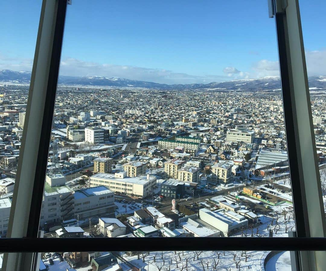 中村優花さんのインスタグラム写真 - (中村優花Instagram)「ホテルでは祖母と2人でゆっくり過ごしました🌼 宿泊が3人部屋だったのですが、白とピンク基調のお部屋で可愛らしかったので女子旅とかいいかもしれないです🌷  極寒の中入る露天風呂が幸せ~！ 函館朝市、倉庫街、函館山夜景、ラッキーピエロ、五稜郭、冬花火も制覇！！！！！ . はるばる来たぜ〜 函館へ〜‎♪( ◜௰◝و(و "  #函館」2月14日 8時33分 - kind___flowers