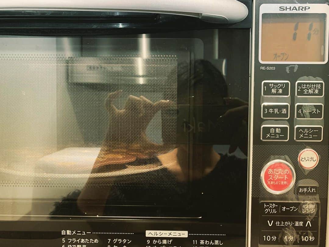 のインスタグラム：「🍓﻿ はっぴーバレンタイン❣️🥰﻿ 普段お世話になっている方々へ﻿ 感謝の気持ちを込めて作りました🧁💝😌﻿ #いつもありがとうございます﻿ ﻿ 大学入学の上京のときから お世話になってる電子レンジ！﻿ 日常、オーブン機能を使うことはほぼほぼなく笑 ﻿ このときだけはフル稼働です🤣🍫﻿ #電子レンジ#10年目﻿のお付き合い ﻿ #happyvalentine﻿#🍫#🥧」