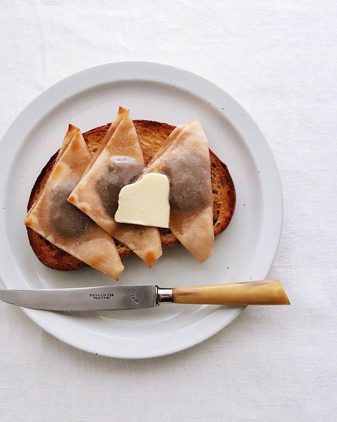 のインスタグラム：「Yatsuhashi Toast . 今朝はもう１枚あり、 八ツ橋トーストです。 これおいしいんです。 チョコもいいけどね、 やっぱりあんこ好き！ . . #八ツ橋トースト #銘菓トースト #八ツ橋 #八つ橋 #あんバタートースト #京都グルメ #京都銘菓 #おたべ #石窯パン #yatsuhashi #yatsuhashitoast #kyotofood #kyotofoodies」