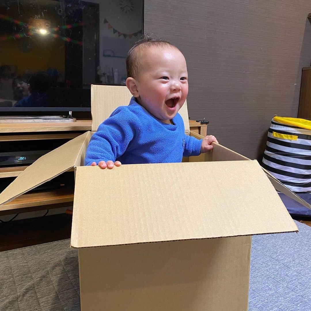 エハラマサヒロさんのインスタグラム写真 - (エハラマサヒロInstagram)「子供ってダンボールだけでめっちゃ遊ぶよねぇ〜  #リーズナブルでお手軽な遊具カッコいい #巨大つくね送られて来たみたいでカッコいい」2月14日 8時59分 - eharamasahiro