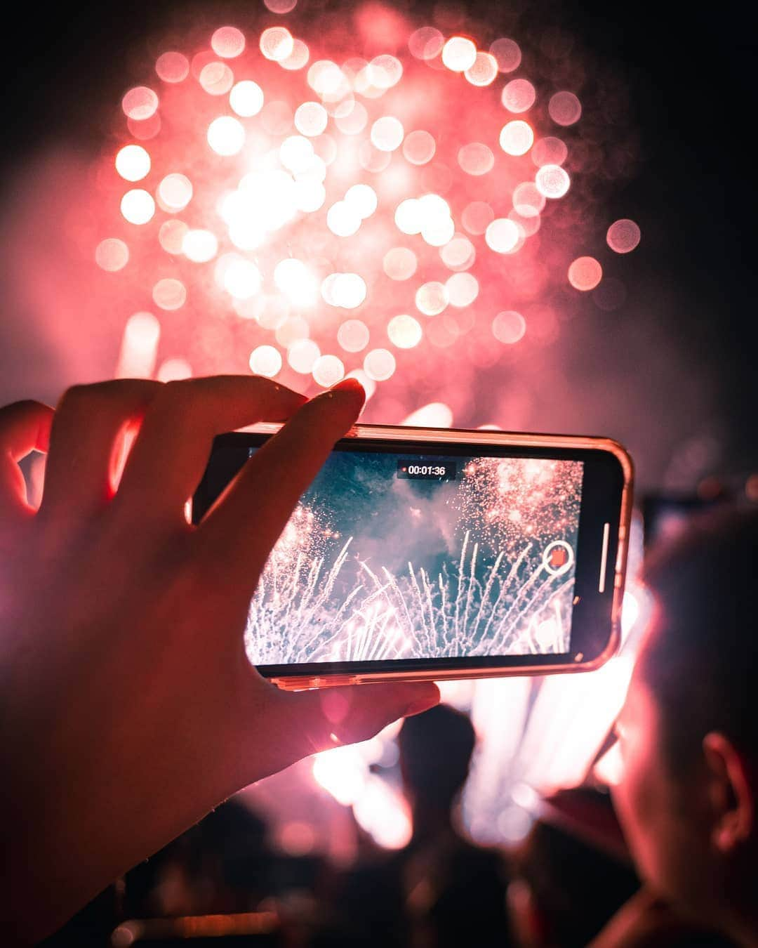 Joshさんのインスタグラム写真 - (JoshInstagram)「If I bought you dinner and took you to fireworks, would you be my valentine? . . . . . #東京 #東京カメラ部 #日本 #花火大会 #ourmoodydays #streetframe #streetclassics #streets_vision #urbanromantix #urbanandstreet #citygrammers #valentinesday2020 #discoverjapan #discovertokyo #streetmobs  #japan_vacations #urban_shutter #tokyocameraclub  #night_owlz #citykillerz #street_focus_on #streetgrammer #visitjapanjp #explorejapan #fatalframes #agameoftones #rawurbanshots #igjapan #バレンタインデー」2月14日 9時01分 - joshtaylorjp