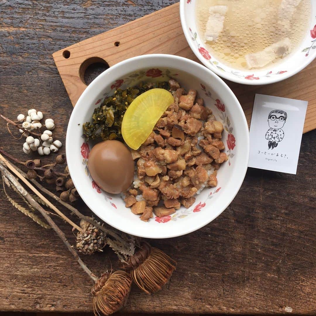 手紙社さんのインスタグラム写真 - (手紙社Instagram)「【本とコーヒー tegamisha  カフェ】 本日2/14（金）は「帆帆魯肉飯 」の日！毎月第2・第4金曜日に「帆帆魯肉飯 」さんが本とコーヒーtegamishaに出張してくださいます。 魯肉飯はトロトロお肉とタレが染み込んだご飯がクセになる美味しさ。今回は台湾の干しエビと椎茸とセロリのスープつき。この機会にぜひお楽しみください。 . #手紙舎#手紙社#本とコーヒーtegamisha #カフェ#ルーローファン# 帆帆魯肉飯#ランチ#台湾」2月14日 9時02分 - tegamisha