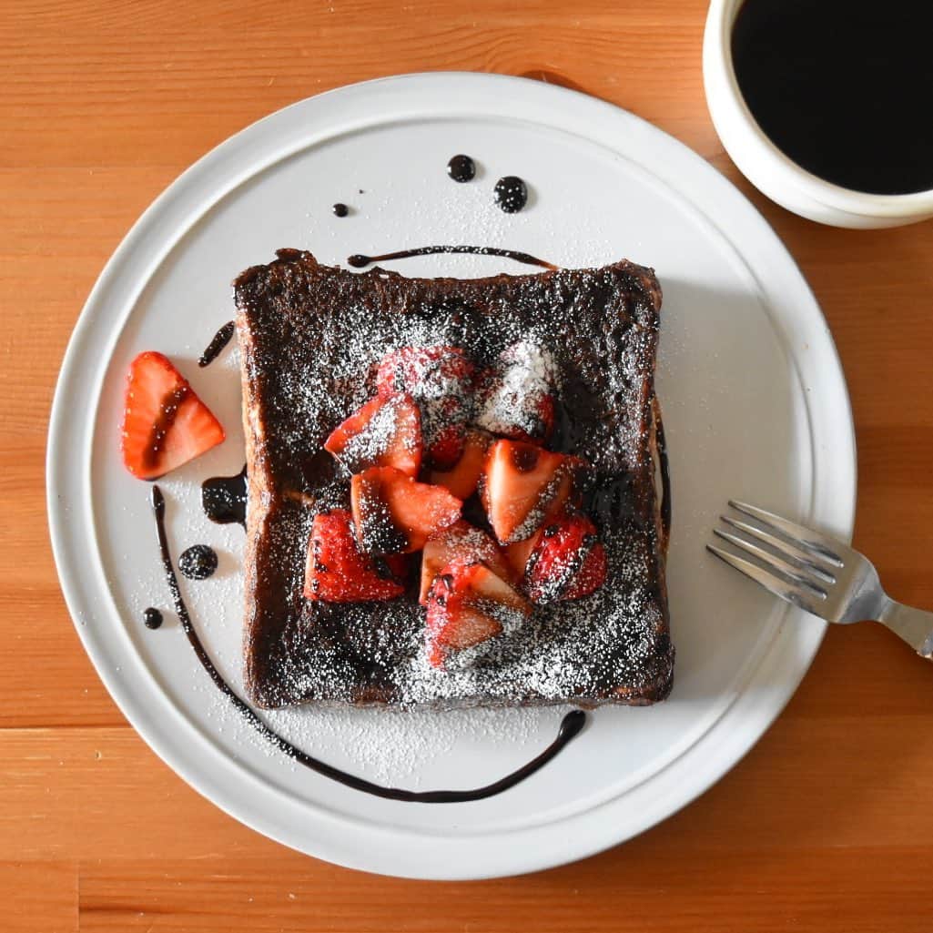 山崎佳のインスタグラム：「Today’s breakfast.  バレンタインって日本だとチョコ好きの人がいつも以上に積極的にチョコを食べる日じゃなかったっけ〜？ってことにして、チョコフレンチトースト。 一応夫にもチョコは買ってありますけどね、娘が。食べるのはきっと私。」