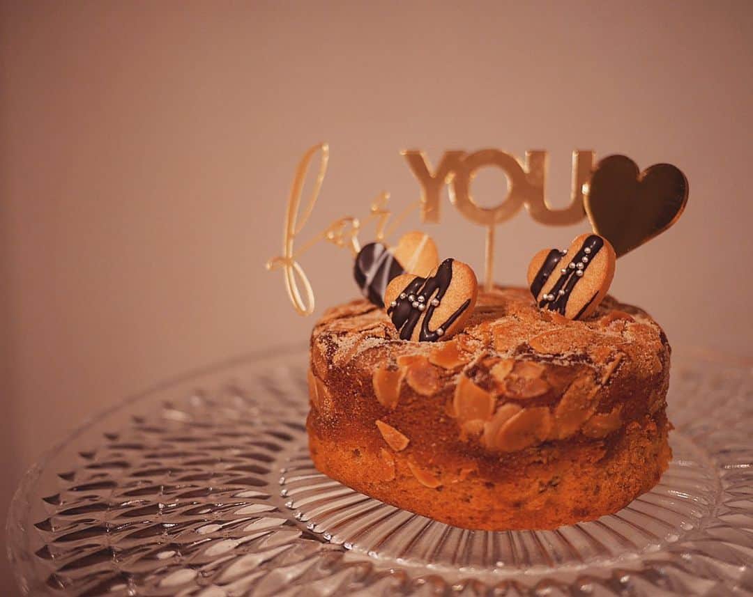 松本亜希さんのインスタグラム写真 - (松本亜希Instagram)「・ ♡╟╢ᎯƤƤᎽ V੨lℯŋtiŋℯ’s Ԁ੨ƴ♡ ・ 今年のバレンタインは　@chocolatrepublic_kobe_official ✖︎ @threem.official のコラボケーキにしました♡♡ 愛さんのショコリパのケーキは美味しいにきまってるし、 @mitsuko0315_threem さんのスリームのトッパーも繰り返し使えるし、可愛いに決まっている❤️ 最強コラボ！ ・ 皆様、素敵なバレンタインを❤️❤️ ________________________________________ #バレンタイン #valentine  #ショコラリパブリック #ショコリパ #threem #スリーム #ケーキトッパー」2月14日 9時09分 - m_akiron
