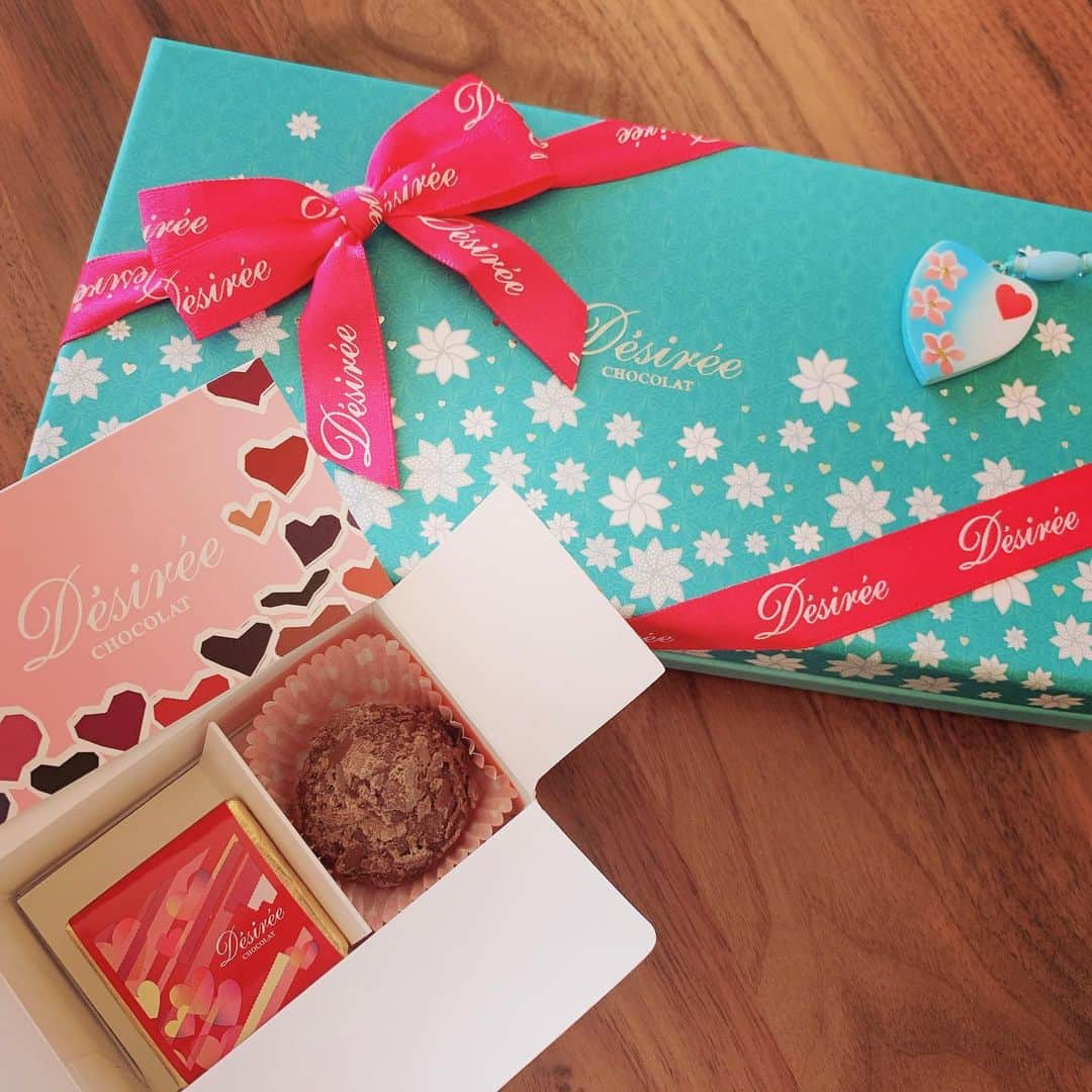 巴田みず希さんのインスタグラム写真 - (巴田みず希Instagram)「ハッピーバレンタイン🍫✨ ・ 今年はつわりでバレンタインフェアには行けなかったので去年美味しかったデジレーを購入したよ✨ ・ このトリュフが美味しすぎる💕 ・ 旦那さんの分を購入すると自分チョコをおまけで貰えました😆✨ ・ つわり中は全然食べたくないチョコも、つわりが終わる頃には美味しくてたまらなくなるこの不思議😂 ・ デジレーのチョコは本当に美味しいから見かけたら是非買ってみて〜❣️ ・ ・ ・ #desiree #デジレー #valentine #バレンタイン #自分チョコ #旦那さんありがとう #つわり #chocolate #トリュフチョコ #チョコレート」2月14日 9時10分 - mizukitomoda