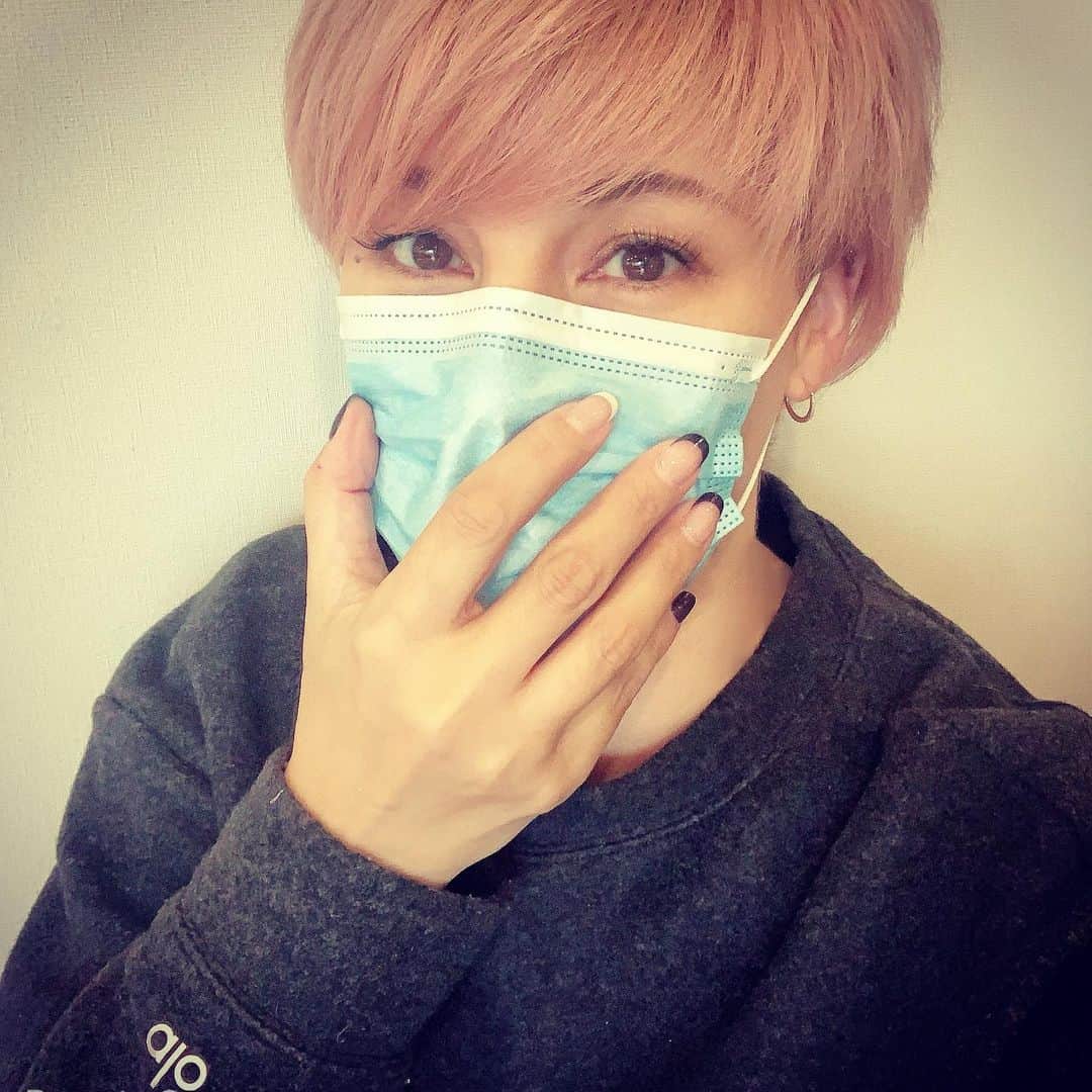 梅宮アンナさんのインスタグラム写真 - (梅宮アンナInstagram)「マスクが効果あるのか？ 疑問を持つ私ですが、 昨日は、病院に行く用事があり、さすがにマスクをしてみました😷 マスク。。。 普段し慣れないわたし。。 マスク慣れていないと、ツラっ。。 こまめに手を消毒したり、ウガイは、しております😐😐 今日は、空港に行くのでマスクしてみます😷  #サージカルマスク」2月14日 9時11分 - annaumemiya