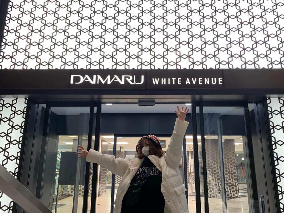 おもてちゃんのインスタグラム：「. 今日から3日間大阪でm_mignonポップアップストアです💙 . 開催日時 2月14日（金）15:00～19:00 2月15日（土）11:00～19:00 2月16日（日）11:00～19:00 . 開催場所 大丸ホワイトアベニュー　 大阪市中央区西心斎橋1-3-3 オー・エム・ホテル日航ビルB1F . . . よくいただくご質問 . Q.メンズ(またはレディース)はありますか。 A.メンズ・レディース共に扱っております。商品は私の投稿、もしくはインスタのプロフィールに記載しているURLからご確認ください。 . Q.入るのに料金はかかりますか。 A.いいえ、普通の服屋さんだと思ってください。商品を見に来るだけでも問題ないです。 . Q.おもてちゃんには会えますか？いついますか？ A.営業時間中は基本ずっと店頭にいるのでお会い出来ます。接客がわたし一人なのでお待たせしてしまう場合がございますが、他のイベントよりも比較的みなさんとゆっくりお話できますので、是非気軽に会いに来てください。 . Q.一緒に写真は撮れますか。 A.商品購入の方のみ撮影可能です。 . その他分からないことがあればコメントしてください😌 まってます！ . . #m_mignon」