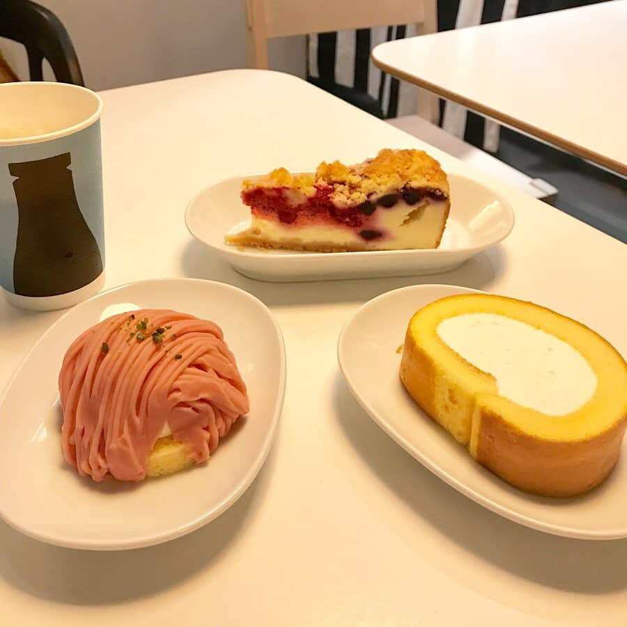 中道あすかさんのインスタグラム写真 - (中道あすかInstagram)「#IKEA購入品 ♥️ . . 先日行った、#IKEA 立川店の レストランで食べた#ディナー が 美味しすぎて、 .  おうちでも同じモノを作れるように、 レストランで使われるのと同じ #調味料 とかをまとめて お買い上げ😆❤️ . . デザートのスイーツも 美味しかったなぁー😍💓 . . . あ！そうそう！ それから、レストランでお食事したら お皿が貰えるキャンペーン(?) みたいなのやってて お皿もらったよー🤣❤️ . . . あーー、やっばり IKEAはテンション上がる😍♥️ . . また行こう〜っと😘💓 . . . ※#東京都総務局 が発信する、 『#多摩の魅力発信プロジェクト 』に 参加させていただいております✨ . .  ーーーーーーー 👇【多摩postまとめ】 #中道あすか多摩散歩🚶‍♀️💨 . . 【#多摩の魅力発信プロジェクト 】 #多摩 の情報は、 ▼コチラ でCHECK💓 @tamahatsu_official ▼HP https://tama120.jp ーーーーーーー . . .  #たま発  #tamahatsu  #PR #多摩#親子コーデ #ママコーデ#インスタグラマー#ママ#cozre#立川#イケア#foodstagram#instafood#手料理#おうちカフェ#晩御飯#今日のごはん #レシピ#料理#手料理#手料理グラム」2月14日 9時28分 - asuroom