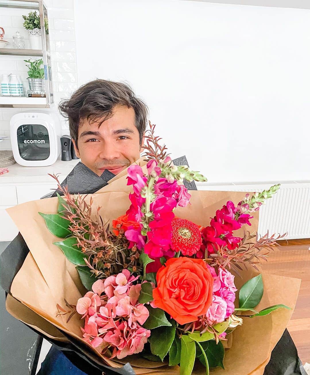 アン・カーティスのインスタグラム：「My Valentine ❤️ Can’t wait for my pregnancy massage later! 😋 Je t’aime Mon amour @erwan. Happy Valentine’s Day everyone! ❣️」