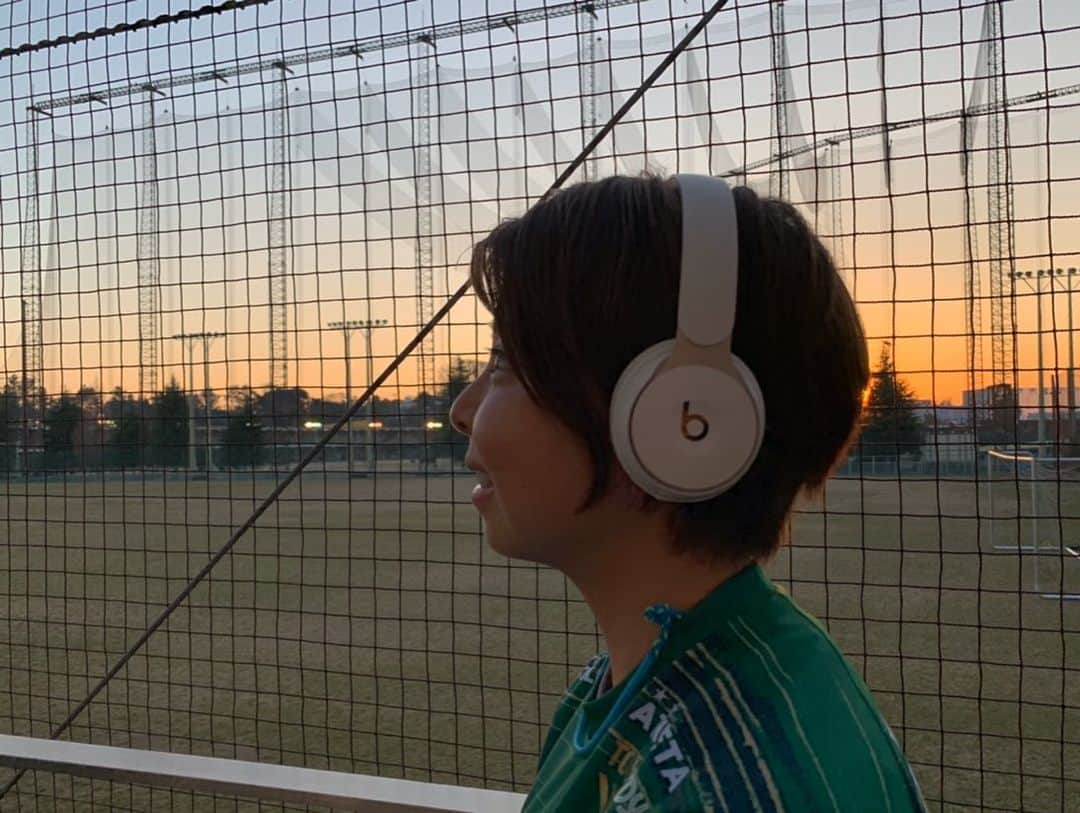 のインスタグラム：「音も良く、何よりかっこいい。 サッカーの時も大学の時もつけていってます👍 アイボリー是非😊 #beatsbydre  #solopro  #顔のシルエット丸すぎてツライ」