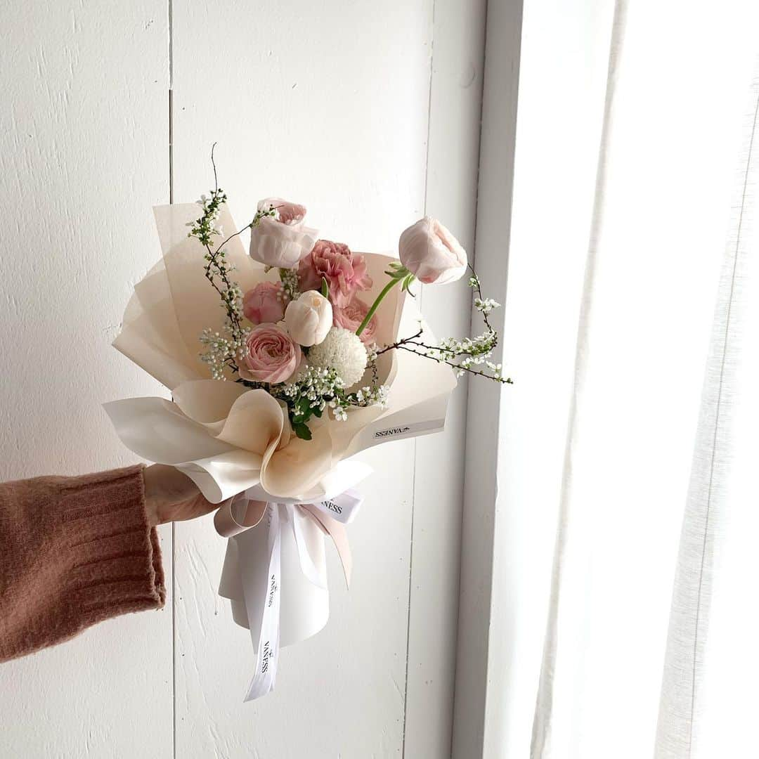 플로리스트 이주연 florist Lee Ju Yeonさんのインスタグラム写真 - (플로리스트 이주연 florist Lee Ju YeonInstagram)「. . 발렌타인데이에 바네스와 함께 하세요 💕 문의 Katalk ID vaness52 . Valentine's Day We getting an order for Valentine's Day🌸 If you have any questions, please contact us Instagram direct. 💌 . . #바네스꽃다발 #Valentine'sday #발렌타인데이꽃다발 #발렌타인꽃다발 #발렌타인꽃선물 #졸업식꽃다발 #빈티지꽃다발 . . 订花 WeChat ID vaness_flower 클래스상시모집 당일꽃주문가능 #수업문의 #주문예약 #lesson #Order  Katalk ID vaness52 WeChat ID vaness_flower E-mail vanessflower@naver.com . 강남구 역삼동608-16 📞02-545-6813 . #vanessflower #florist #flowershop #handtied #flowerlesson #花束 #花束包装 #바네스플라워 #플로리스트 #꽃다발 #웨딩부케 #역삼역꽃집 #언주역꽃집 #플라워레슨 #꽃다발주문 #꽃수업 #기업출강 #꽃주문」2月14日 9時35分 - vanessflower