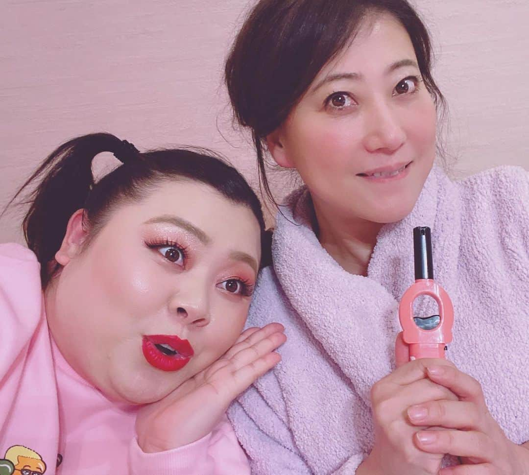 水谷千重子さんのインスタグラム写真 - (水谷千重子Instagram)「おはようございました🤩 千重子も髪の毛にメッシュいれてるんだけどこのお方も綺麗なピンクのメッシュはいってるわけよ👼 この色はCCBちゃん？イグジットちゃん？女の子だね😍 友近ちゃんとおしゃべり会したみたいよ🤣🤣 チャッカマンは仲居さんの命！👌 そういえば日テレアナの井田由美ちゃんが昔ショートカットにメッシュ入れてニュース読んでたのみてビックリしたわ🙆‍♀️ 先駆者！！！素敵😍」2月14日 9時38分 - mizutanichieko