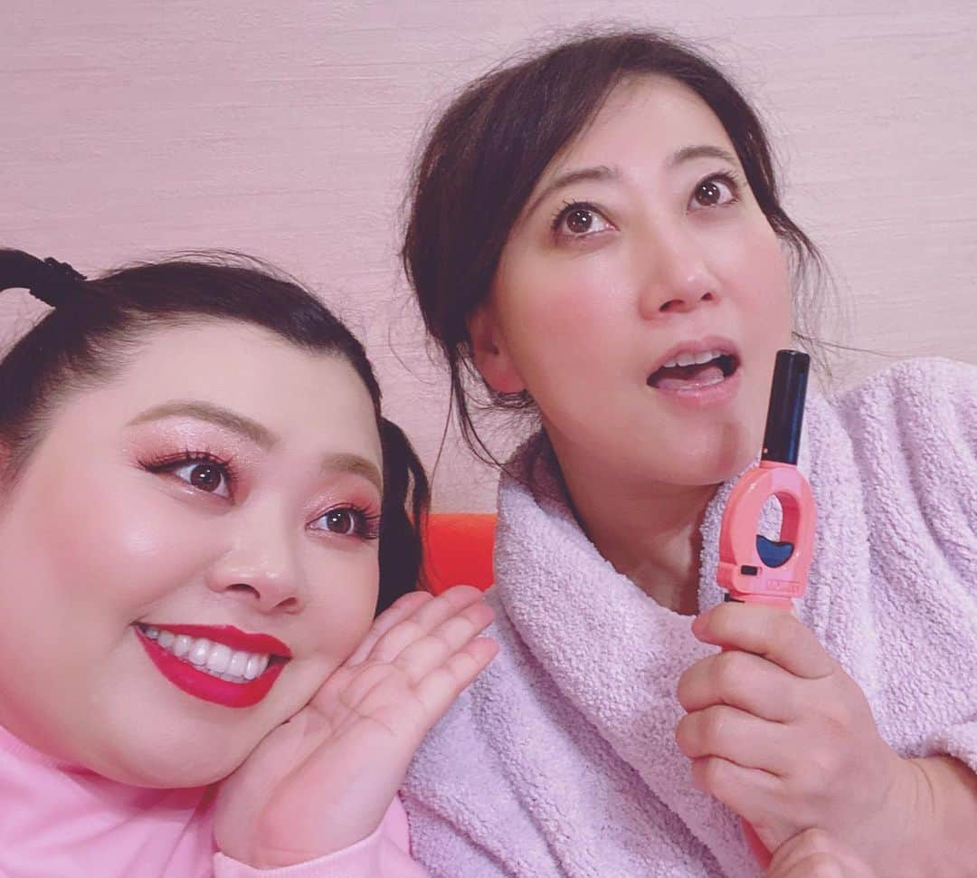 水谷千重子さんのインスタグラム写真 - (水谷千重子Instagram)「おはようございました🤩 千重子も髪の毛にメッシュいれてるんだけどこのお方も綺麗なピンクのメッシュはいってるわけよ👼 この色はCCBちゃん？イグジットちゃん？女の子だね😍 友近ちゃんとおしゃべり会したみたいよ🤣🤣 チャッカマンは仲居さんの命！👌 そういえば日テレアナの井田由美ちゃんが昔ショートカットにメッシュ入れてニュース読んでたのみてビックリしたわ🙆‍♀️ 先駆者！！！素敵😍」2月14日 9時38分 - mizutanichieko