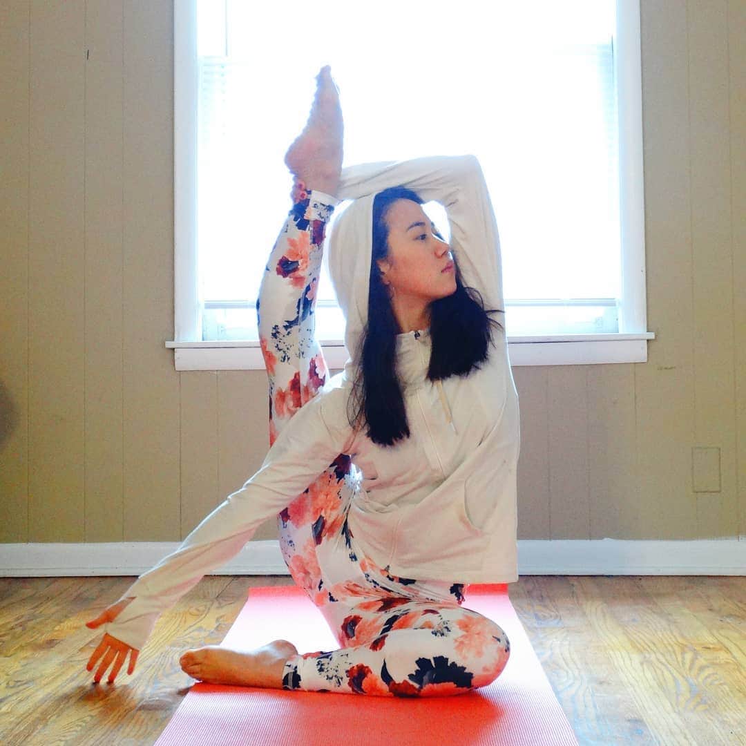 Lily Saito (齊藤莉理)のインスタグラム：「Been experimenting with lots of difference practices that doesn't involve too much strain on my neck. So insane how much the body is capable of doing even when times when there are limits. Slowly but surely recovering. Everyday, trying something new. Everyday discovering myself again. (Crazy because I couldn't have done this last week) #OneStepBackTwoStepsForward 🙏🏻 • • Fit from my February @ellieactivewear subscription box. Use code 25FEBINF for 25% off your first box at Ellie.com!  #loveellie #ellieactivewear #FebruaryEllie #elliegirl」