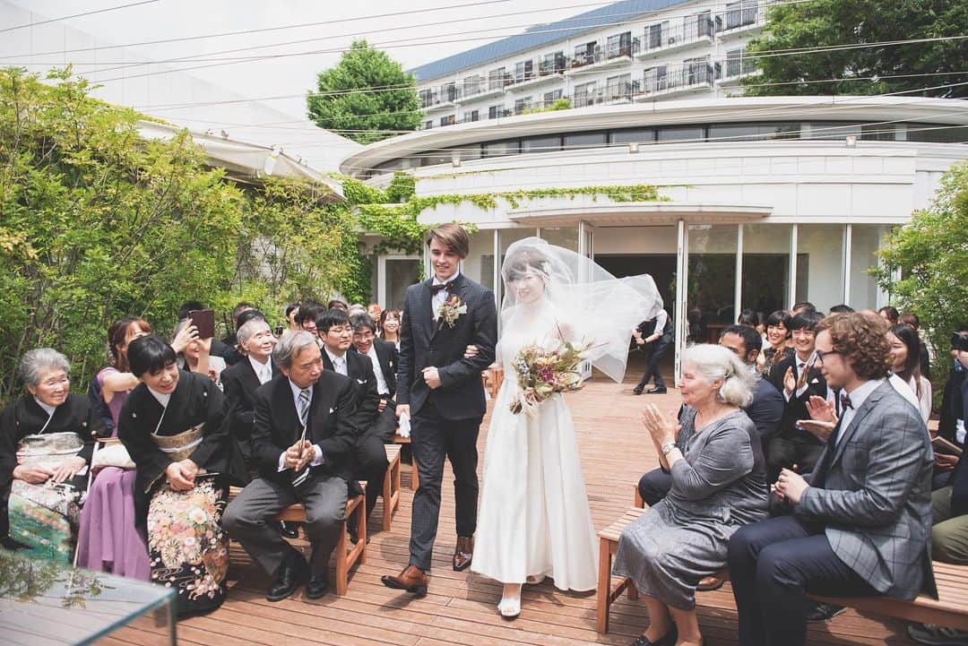 のインスタグラム：「自然の恵み こちらはガーデンチャペル。  メゾンプルミエールでは全てのフロアから 太陽の光 と 鮮やかな緑 が感じることができます。  それはとても心地よく快適です。  レストラン、結婚式、 ぜひぜひご体験くださいませ。  restaurant ▶︎ @maisonpremiere.restaurant . . . 今週のおすすめブライダルフェア 人気№１☆組数限定 ～プルミエールWD丸わかり相談会☆豪華試食付き～  メゾンプルミエールのWDが全てわかる大人気フェア。  数多くのご結婚式をお手伝いしてきた  ウェディングプランナーがおふたりだけの  ウェディングをご提案いたします！  恵比寿の丘に佇む一軒家でこれまでにないウェディングを。  組数限定ですのでぜひお早目にご予約ください！  #wedding  #france  #michelin  #restaurant  #2020 #japan  #メゾンプルミエール  #ミシュラン #ウエディングレポ  #レストランウエディング﻿ #中目黒  #恵比寿  #ブライダルフェア ﻿ #結婚式﻿ #プリオホールディングス  #ランチ #アフタヌーンティー#ディナー  #フランス料理 ﻿ #式場見学 ﻿#自然　 #レストラン #恵比寿結婚式  #プロヴァンス #フランス #南仏 #ガーデンウエディング」